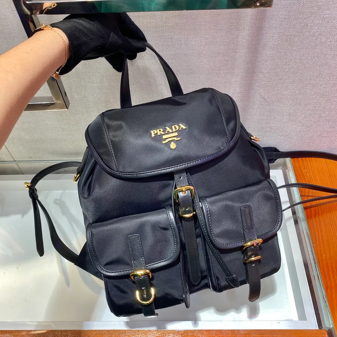 💰1120🎉New Backpack🎉1BZ677A👍👍This nylon backpack is trimmed with exquisite Saffiano leather, a blend of multiple materials, and is decorated with a spaghetti logo, a flap design and two front pockets, highlighting fashionable elegance. Lightweight and practical, the upper body effect is super stylish, and it can be matched at will😘😘Fully upgraded nylon fabric👍👍👏👏👏 Length 24x Height 28x Bottom 12cm