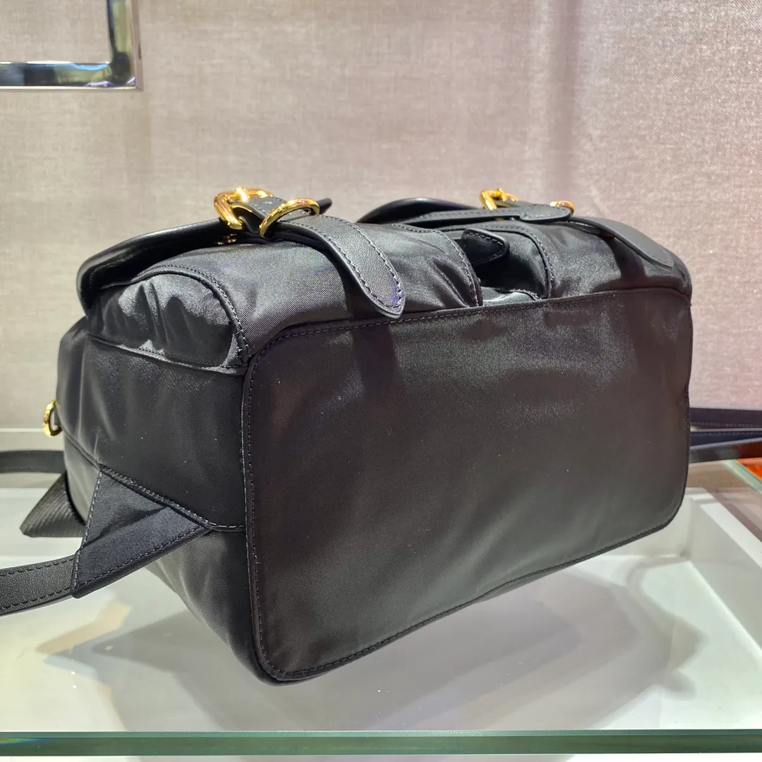💰1120🎉New Backpack🎉1BZ677A👍👍This nylon backpack is trimmed with exquisite Saffiano leather, a blend of multiple materials, and is decorated with a spaghetti logo, a flap design and two front pockets, highlighting fashionable elegance. Lightweight and practical, the upper body effect is super stylish, and it can be matched at will😘😘Fully upgraded nylon fabric👍👍👏👏👏 Length 24x Height 28x Bottom 12cm