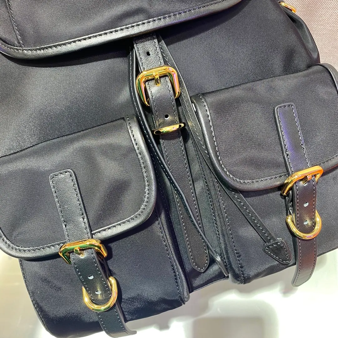💰1120🎉New Backpack🎉1BZ677A👍👍This nylon backpack is trimmed with exquisite Saffiano leather, a blend of multiple materials, and is decorated with a spaghetti logo, a flap design and two front pockets, highlighting fashionable elegance. Lightweight and practical, the upper body effect is super stylish, and it can be matched at will😘😘Fully upgraded nylon fabric👍👍👏👏👏 Length 24x Height 28x Bottom 12cm