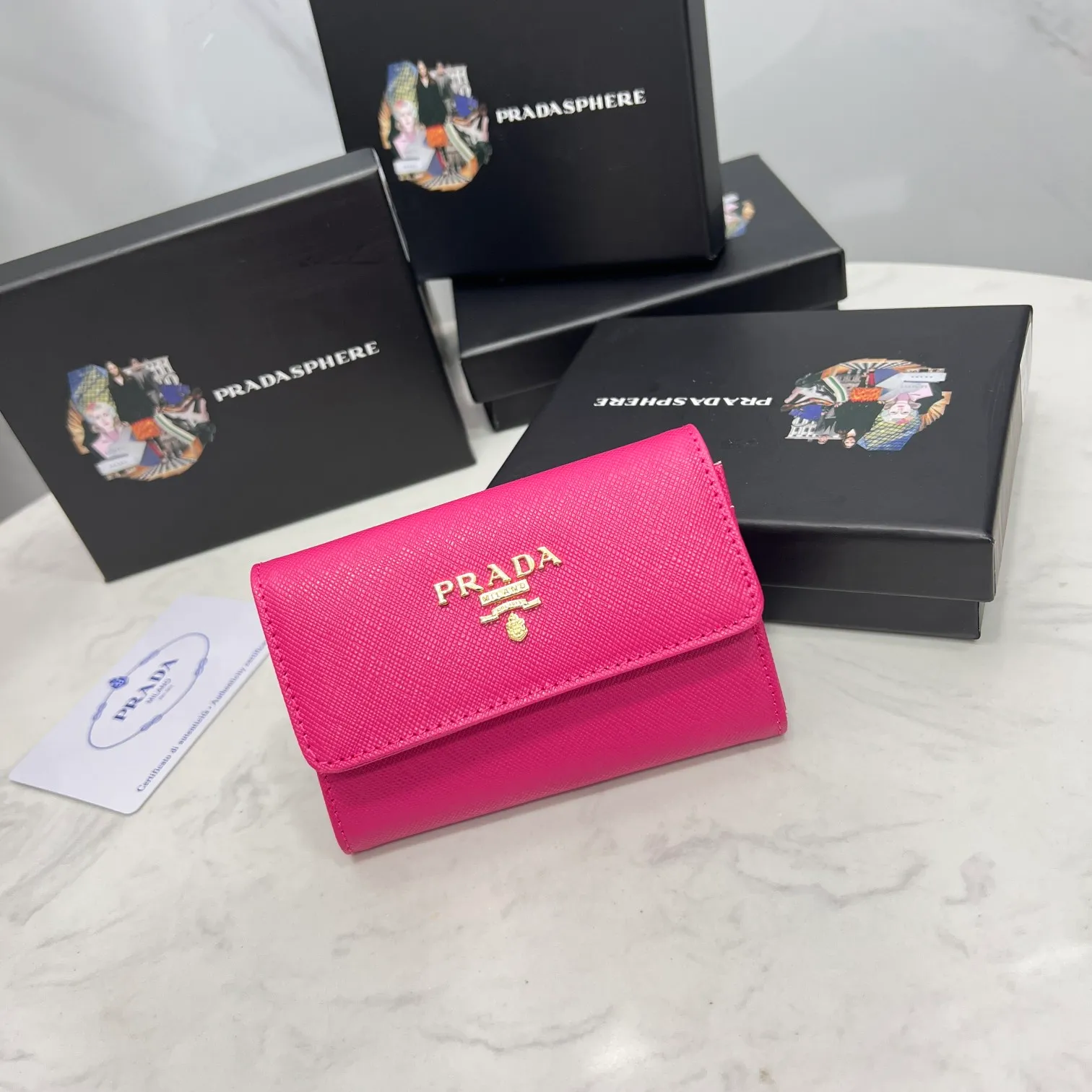 Batch 150 PRADA👏👏Hot-selling coin card holder for men and women💼The latest style at the counter, synchronized with the official website, genuine product development, Italian top-quality original single cross-grain cowhide with excellent texture, threaded lining and imported hardware accessories! Exquisite wiring is even and neat, the oil edges are smooth, No.: ML204, Size: 11cm long and 6.5cm high, Color: red, black, plum red, blue, pink