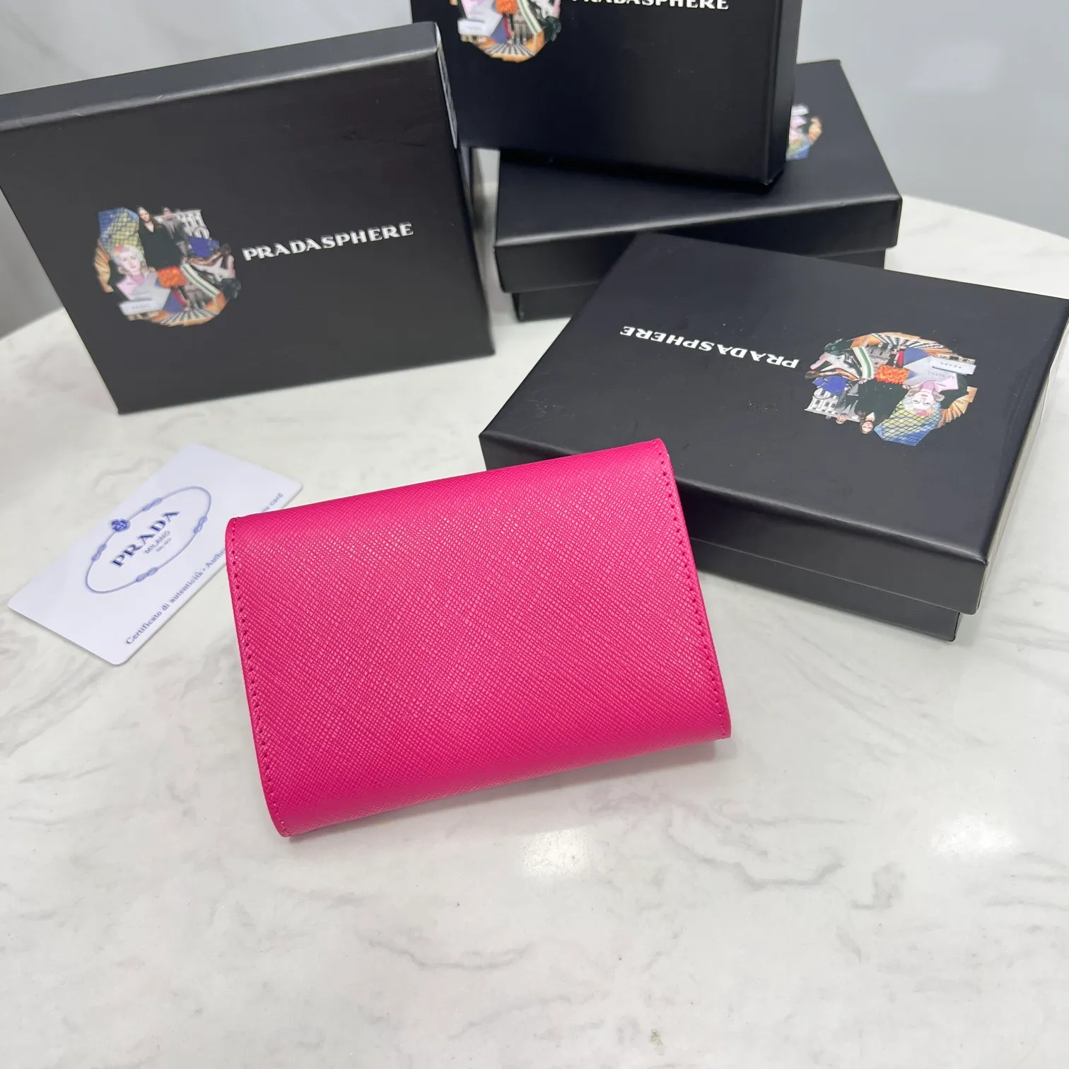 Batch 150 PRADA👏👏Hot-selling coin card holder for men and women💼The latest style at the counter, synchronized with the official website, genuine product development, Italian top-quality original single cross-grain cowhide with excellent texture, threaded lining and imported hardware accessories! Exquisite wiring is even and neat, the oil edges are smooth, No.: ML204, Size: 11cm long and 6.5cm high, Color: red, black, plum red, blue, pink