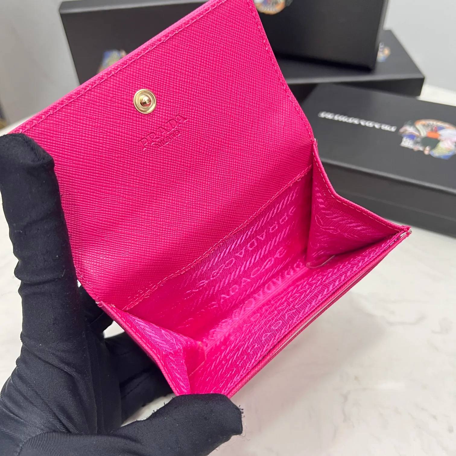 Batch 150 PRADA👏👏Hot-selling coin card holder for men and women💼The latest style at the counter, synchronized with the official website, genuine product development, Italian top-quality original single cross-grain cowhide with excellent texture, threaded lining and imported hardware accessories! Exquisite wiring is even and neat, the oil edges are smooth, No.: ML204, Size: 11cm long and 6.5cm high, Color: red, black, plum red, blue, pink