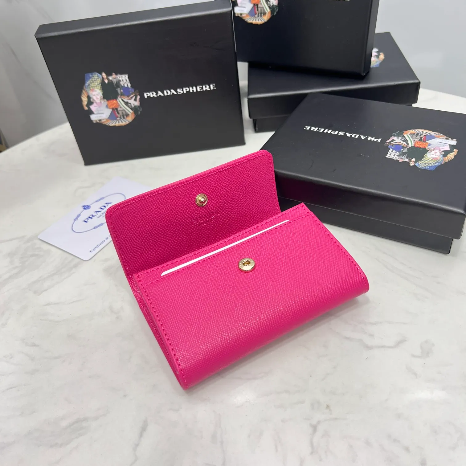 Batch 150 PRADA👏👏Hot-selling coin card holder for men and women💼The latest style at the counter, synchronized with the official website, genuine product development, Italian top-quality original single cross-grain cowhide with excellent texture, threaded lining and imported hardware accessories! Exquisite wiring is even and neat, the oil edges are smooth, No.: ML204, Size: 11cm long and 6.5cm high, Color: red, black, plum red, blue, pink