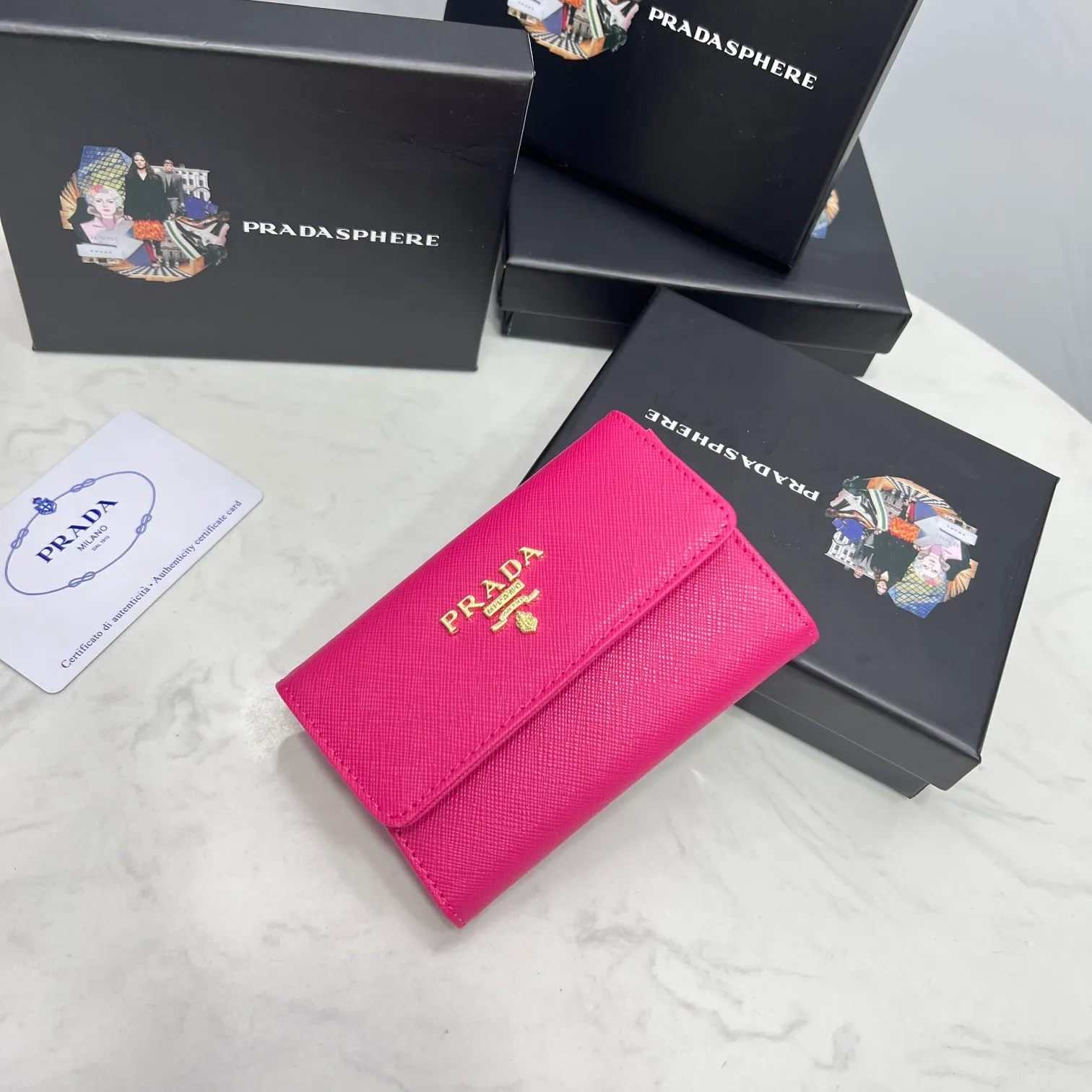 Batch 150 PRADA👏👏Hot-selling coin card holder for men and women💼The latest style at the counter, synchronized with the official website, genuine product development, Italian top-quality original single cross-grain cowhide with excellent texture, threaded lining and imported hardware accessories! Exquisite wiring is even and neat, the oil edges are smooth, No.: ML204, Size: 11cm long and 6.5cm high, Color: red, black, plum red, blue, pink
