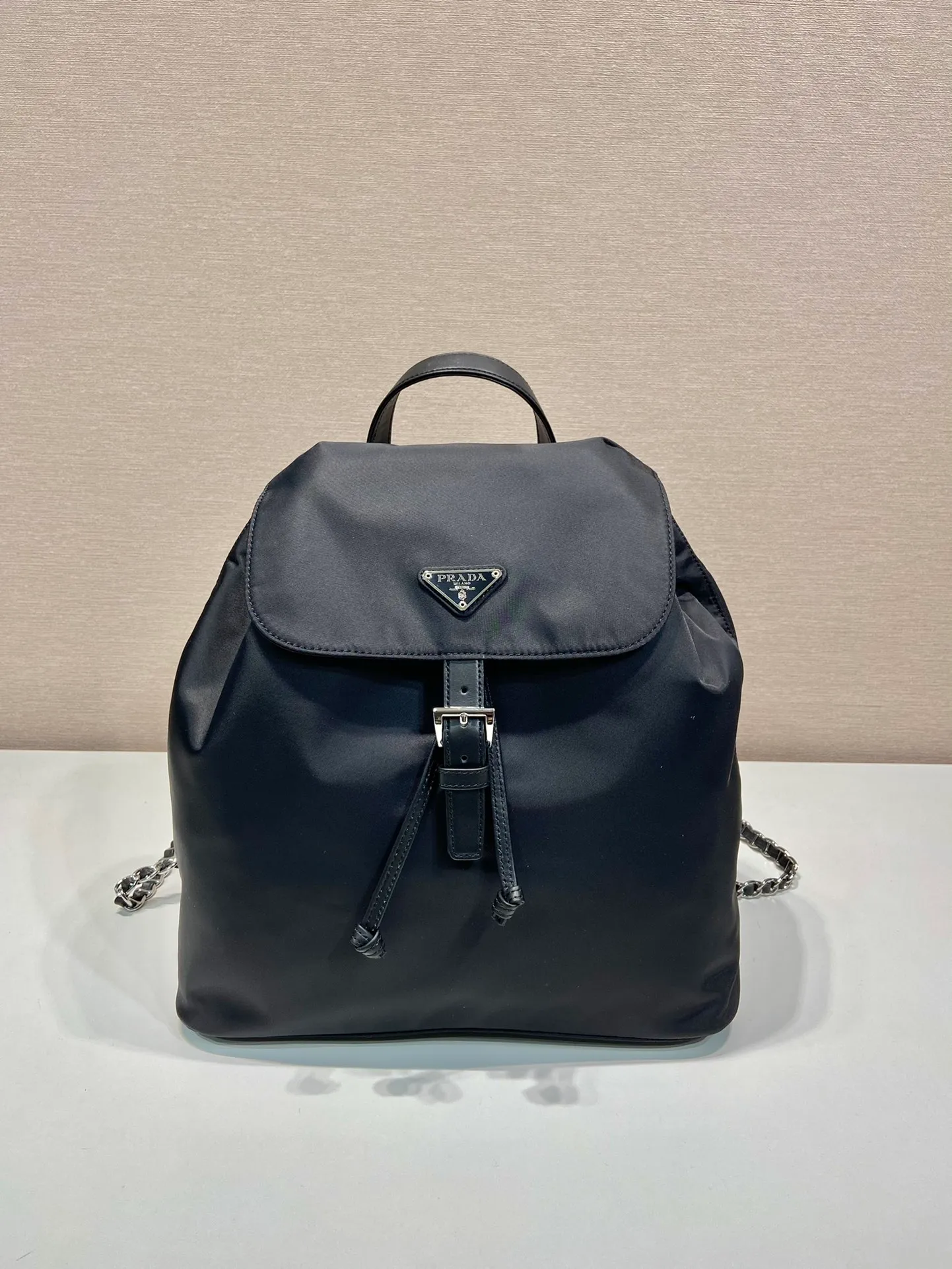 💰1320🎉Second-hand backpack🎉1BZ830 large🎉🎉 This one is made of imported nylon fabric/calf leather, top-grade imported Japanese iron, the upper body effect is very beautiful, lightweight and practical. Easy to space. Babies, hurry up and get it, it’s another hit that will never go out of style. Length 32x Height 30x Bottom 14cm🎉🎉🎉👏👏👏