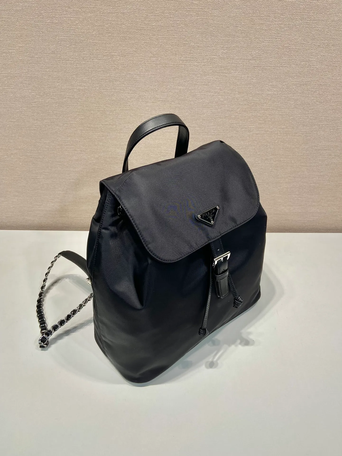 💰1320🎉Second-hand backpack🎉1BZ830 large🎉🎉 This one is made of imported nylon fabric/calf leather, top-grade imported Japanese iron, the upper body effect is very beautiful, lightweight and practical. Easy to space. Babies, hurry up and get it, it’s another hit that will never go out of style. Length 32x Height 30x Bottom 14cm🎉🎉🎉👏👏👏