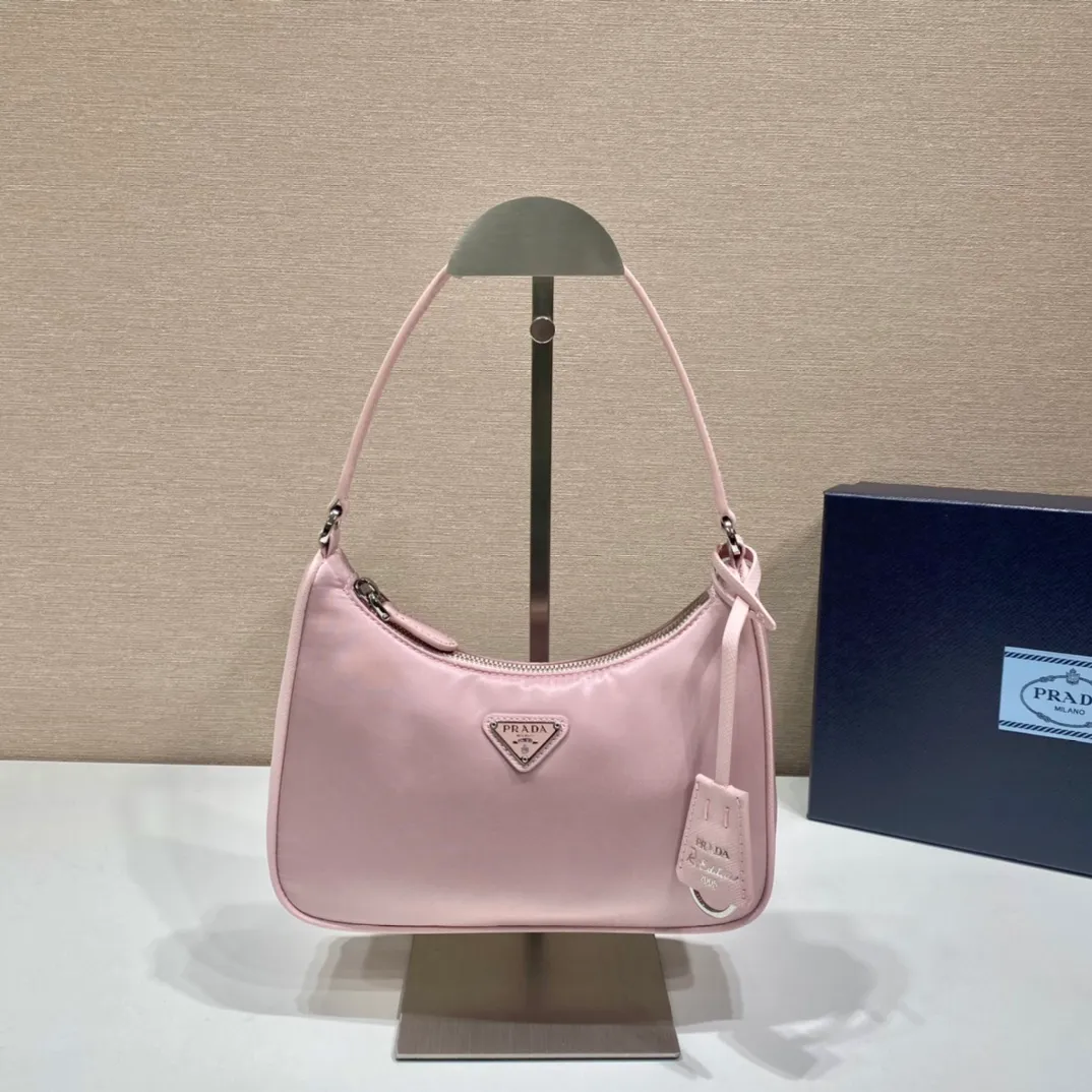 💰700🔥New color heart powder🔥Original quality👍New 1NE204 moon-shaped second-hand bag, made of imported original parachute fabric, hand-wrapped cross-grain cowhide, lightweight The practical Hobo underarm bag is super simple and eye-catching👍👍. It is a small/lightweight/fitable/easy to wear/fashionable armpit bag. It can also be carried by hand and is super easy to use😍😍. It is currently the most popular bag among celebrities, aren’t you excited😜😜, ladies, hurry up, length 22X height 12 people x base 6cm👏👏👏💰💰