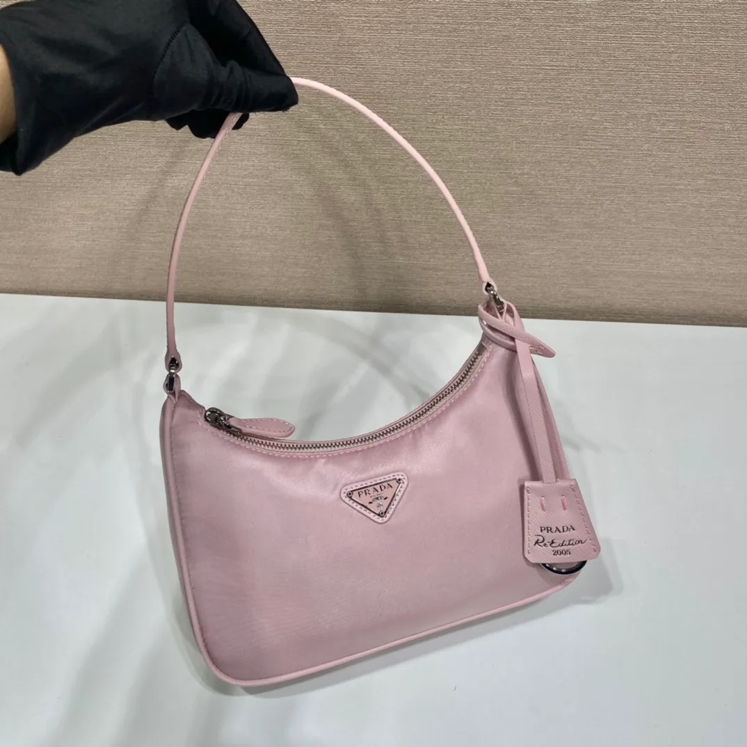 💰700🔥New color heart powder🔥Original quality👍New 1NE204 moon-shaped second-hand bag, made of imported original parachute fabric, hand-wrapped cross-grain cowhide, lightweight The practical Hobo underarm bag is super simple and eye-catching👍👍. It is a small/lightweight/fitable/easy to wear/fashionable armpit bag. It can also be carried by hand and is super easy to use😍😍. It is currently the most popular bag among celebrities, aren’t you excited😜😜, ladies, hurry up, length 22X height 12 people x base 6cm👏👏👏💰💰
