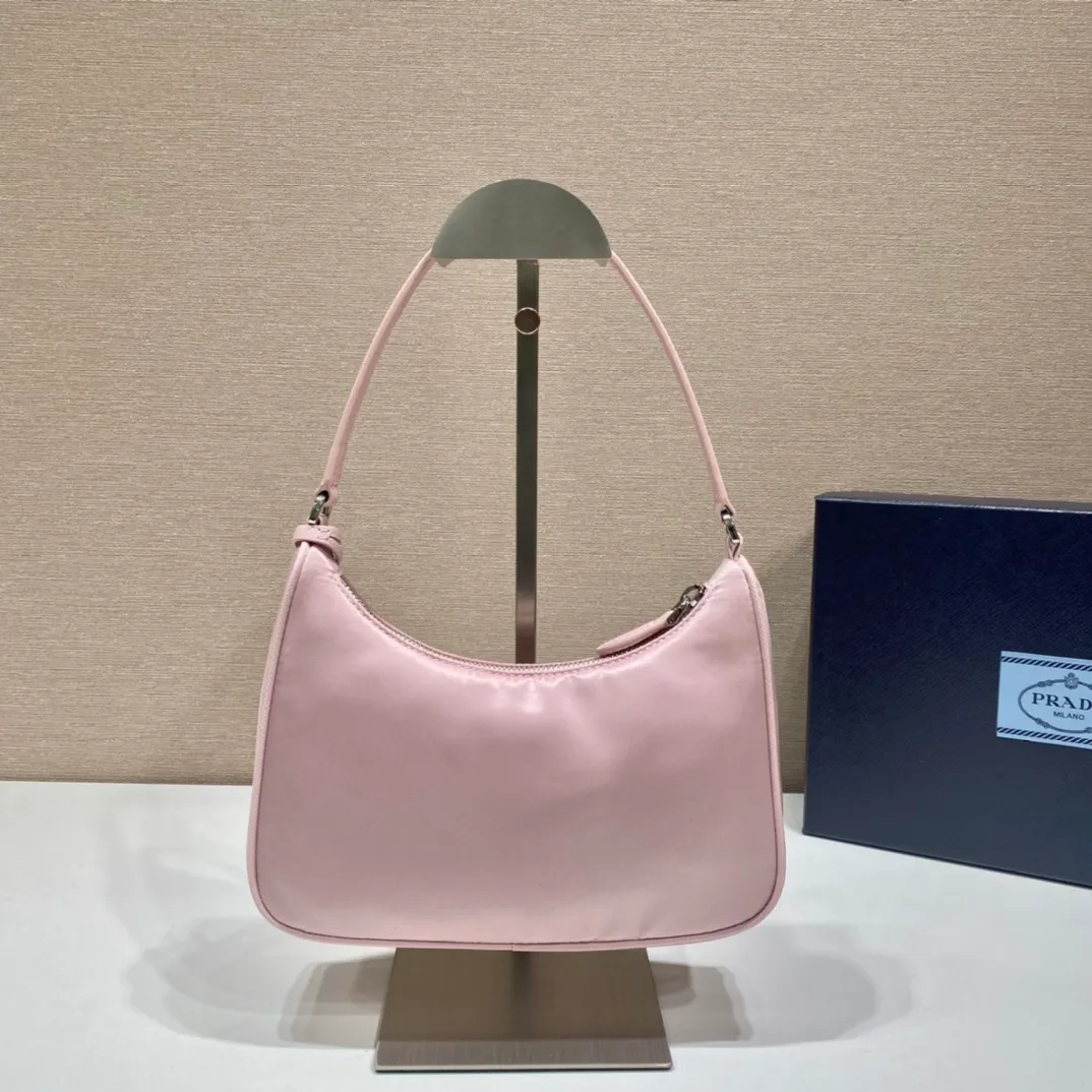💰700🔥New color heart powder🔥Original quality👍New 1NE204 moon-shaped second-hand bag, made of imported original parachute fabric, hand-wrapped cross-grain cowhide, lightweight The practical Hobo underarm bag is super simple and eye-catching👍👍. It is a small/lightweight/fitable/easy to wear/fashionable armpit bag. It can also be carried by hand and is super easy to use😍😍. It is currently the most popular bag among celebrities, aren’t you excited😜😜, ladies, hurry up, length 22X height 12 people x base 6cm👏👏👏💰💰