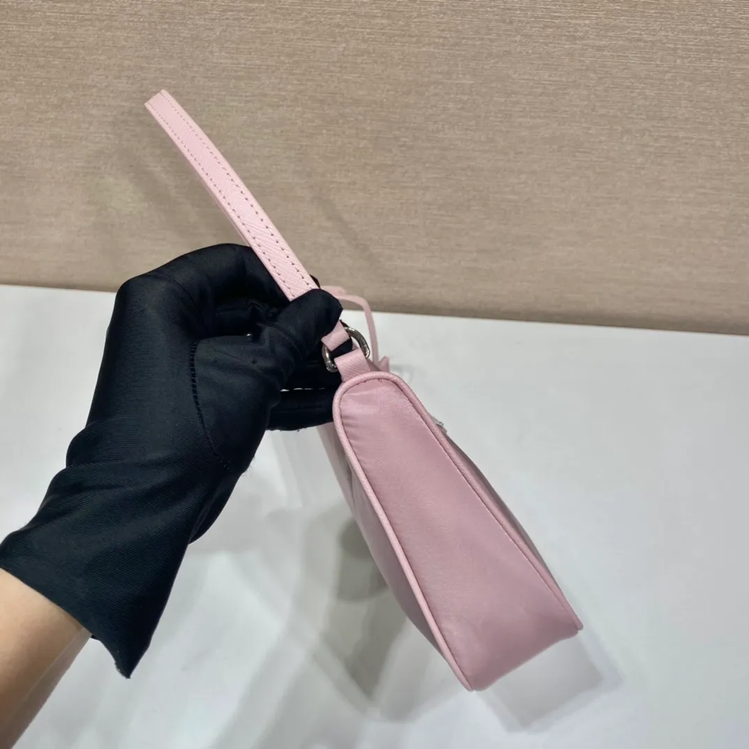 💰700🔥New color heart powder🔥Original quality👍New 1NE204 moon-shaped second-hand bag, made of imported original parachute fabric, hand-wrapped cross-grain cowhide, lightweight The practical Hobo underarm bag is super simple and eye-catching👍👍. It is a small/lightweight/fitable/easy to wear/fashionable armpit bag. It can also be carried by hand and is super easy to use😍😍. It is currently the most popular bag among celebrities, aren’t you excited😜😜, ladies, hurry up, length 22X height 12 people x base 6cm👏👏👏💰💰