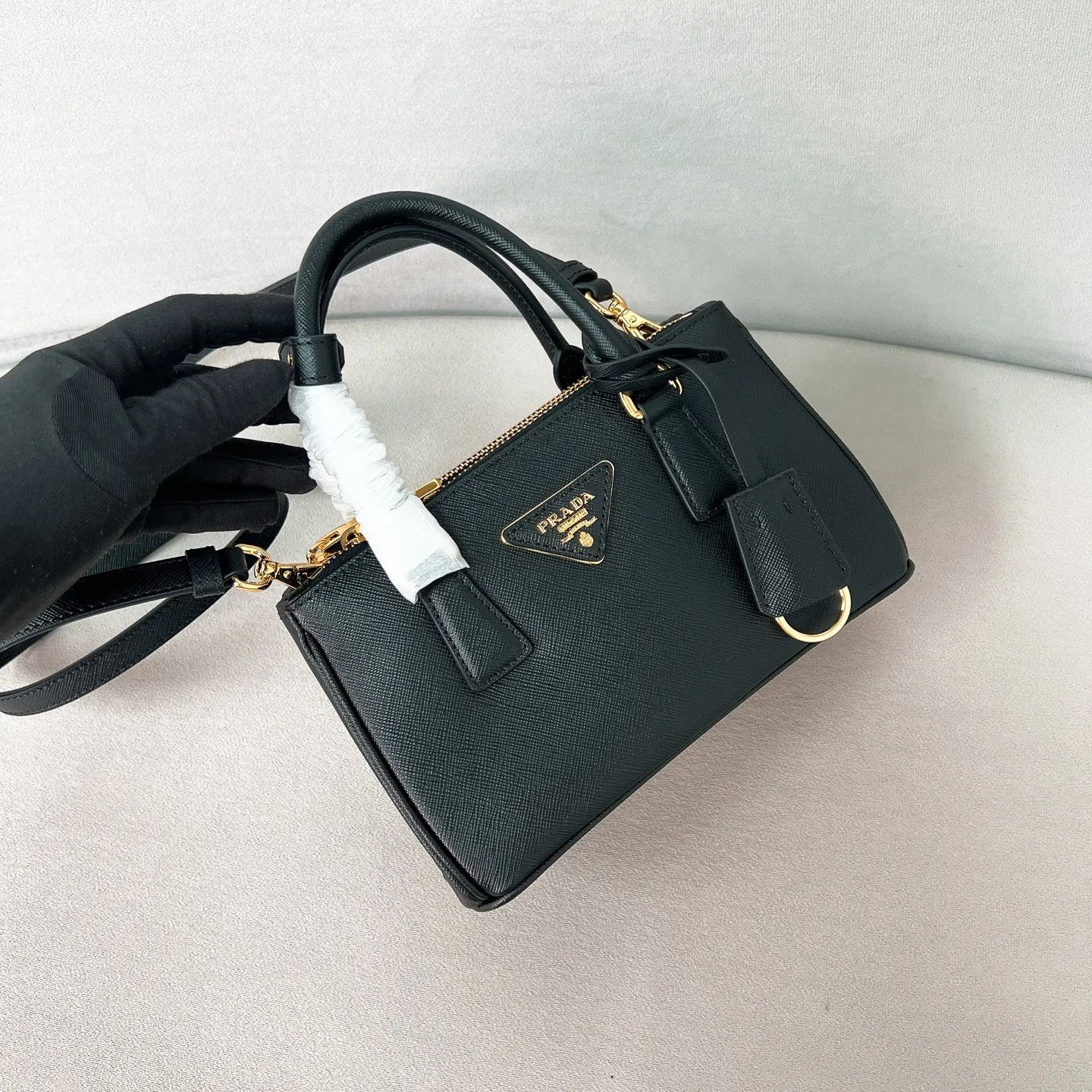 💰1700 ✨New product launch✨P classic Galleria Saffiano leather handbag - "Killer Bag" 2025 new product Mini No. 1BA916 People who know fashion love killer bags. The bag should look like a killer bag. Carefully crafted with Saffiano cross pattern imported from Italy. Minimalist and capable bag shape with triangular metal lettering logo. Double zipper design. The middle main bag has a large capacity. Double handles and detachable shoulder straps make it It can be carried by hand or carried across the shoulder. It can be opened and closed with side snap buttons. The bag body changes to add elegance and elegance. It is small and exquisite, adding a playful and fashionable feel. Size 21*12.5*8.5 Black