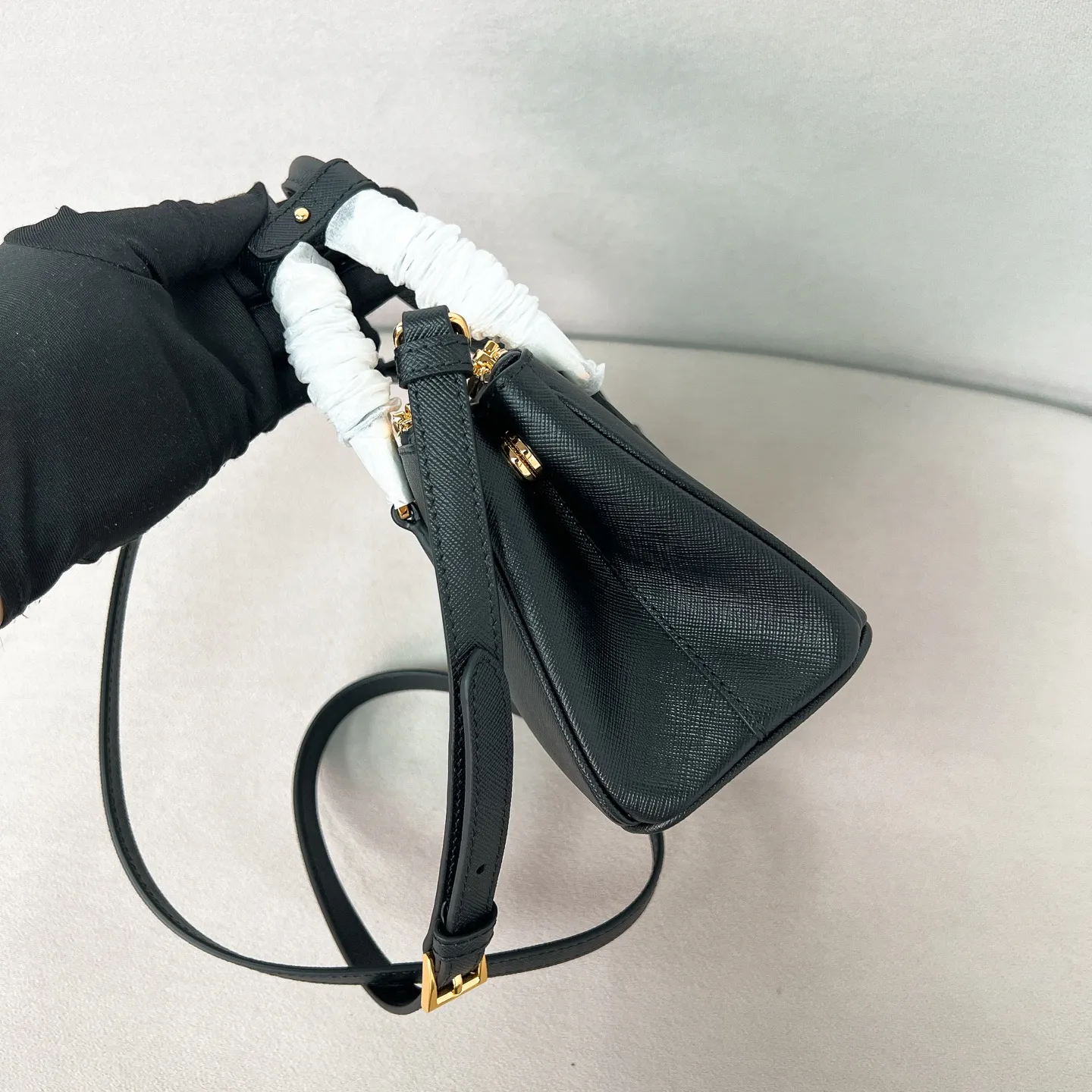 💰1700 ✨New product launch✨P classic Galleria Saffiano leather handbag - "Killer Bag" 2025 new product Mini No. 1BA916 People who know fashion love killer bags. The bag should look like a killer bag. Carefully crafted with Saffiano cross pattern imported from Italy. Minimalist and capable bag shape with triangular metal lettering logo. Double zipper design. The middle main bag has a large capacity. Double handles and detachable shoulder straps make it It can be carried by hand or carried across the shoulder. It can be opened and closed with side snap buttons. The bag body changes to add elegance and elegance. It is small and exquisite, adding a playful and fashionable feel. Size 21*12.5*8.5 Black