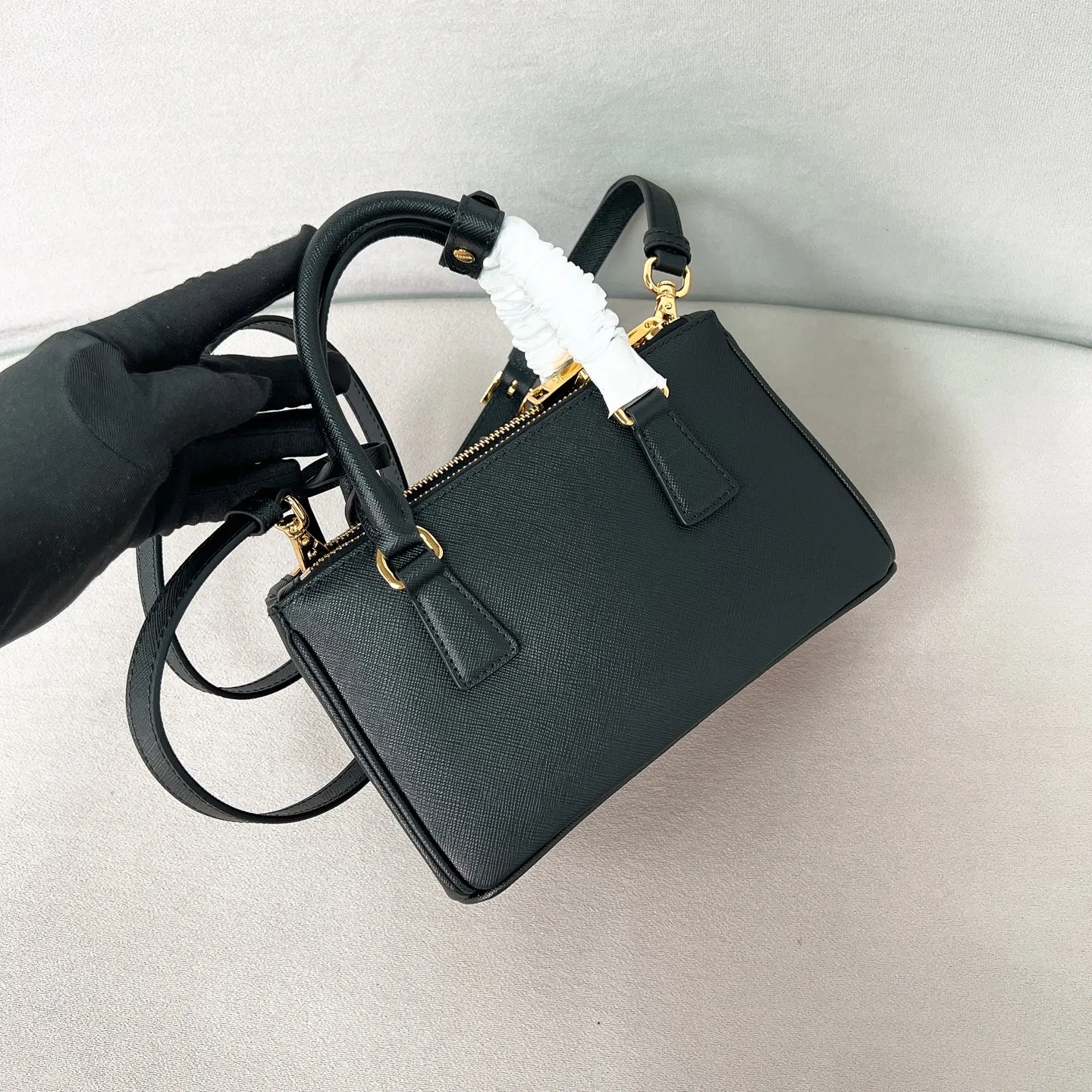 💰1700 ✨New product launch✨P classic Galleria Saffiano leather handbag - "Killer Bag" 2025 new product Mini No. 1BA916 People who know fashion love killer bags. The bag should look like a killer bag. Carefully crafted with Saffiano cross pattern imported from Italy. Minimalist and capable bag shape with triangular metal lettering logo. Double zipper design. The middle main bag has a large capacity. Double handles and detachable shoulder straps make it It can be carried by hand or carried across the shoulder. It can be opened and closed with side snap buttons. The bag body changes to add elegance and elegance. It is small and exquisite, adding a playful and fashionable feel. Size 21*12.5*8.5 Black
