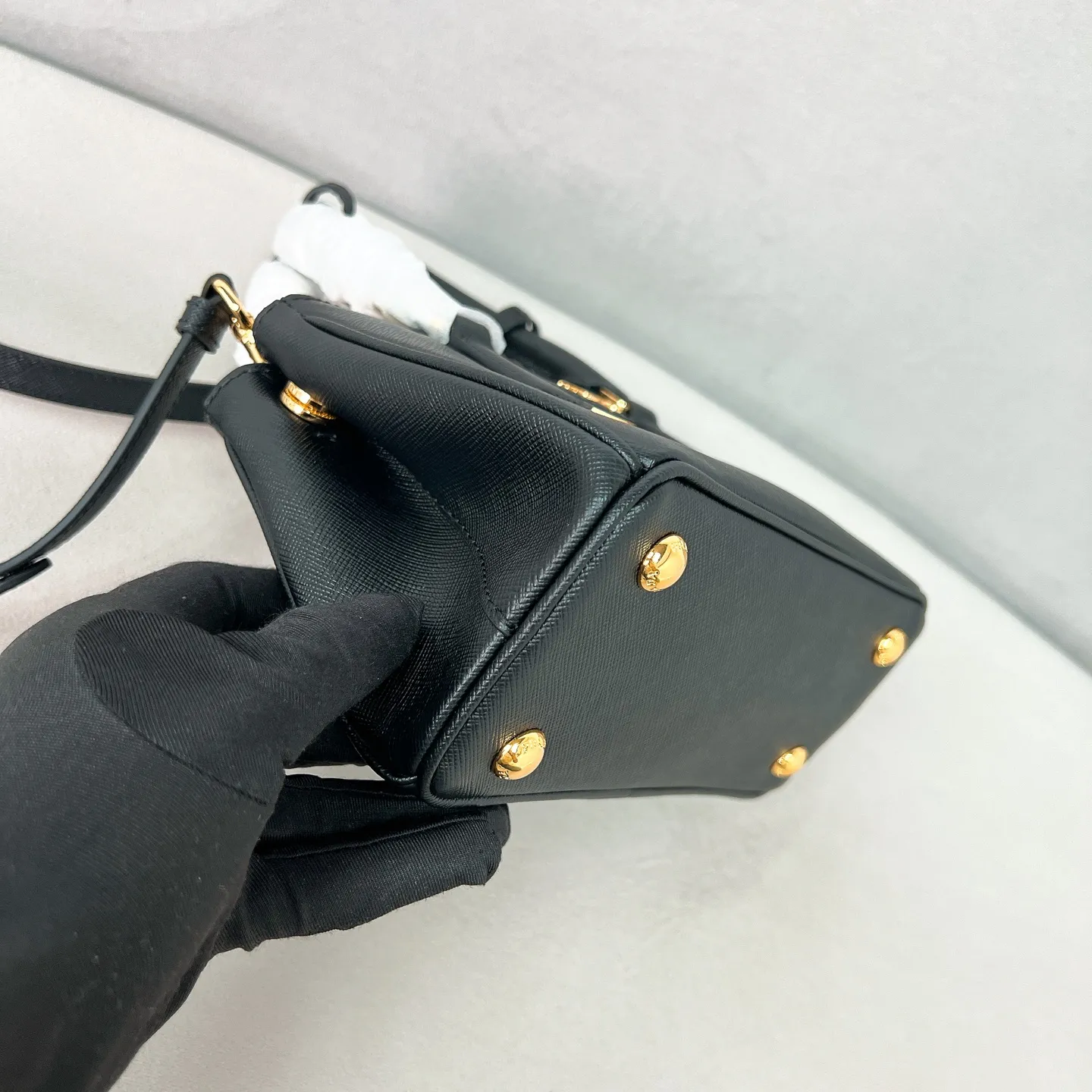 💰1700 ✨New product launch✨P classic Galleria Saffiano leather handbag - "Killer Bag" 2025 new product Mini No. 1BA916 People who know fashion love killer bags. The bag should look like a killer bag. Carefully crafted with Saffiano cross pattern imported from Italy. Minimalist and capable bag shape with triangular metal lettering logo. Double zipper design. The middle main bag has a large capacity. Double handles and detachable shoulder straps make it It can be carried by hand or carried across the shoulder. It can be opened and closed with side snap buttons. The bag body changes to add elegance and elegance. It is small and exquisite, adding a playful and fashionable feel. Size 21*12.5*8.5 Black