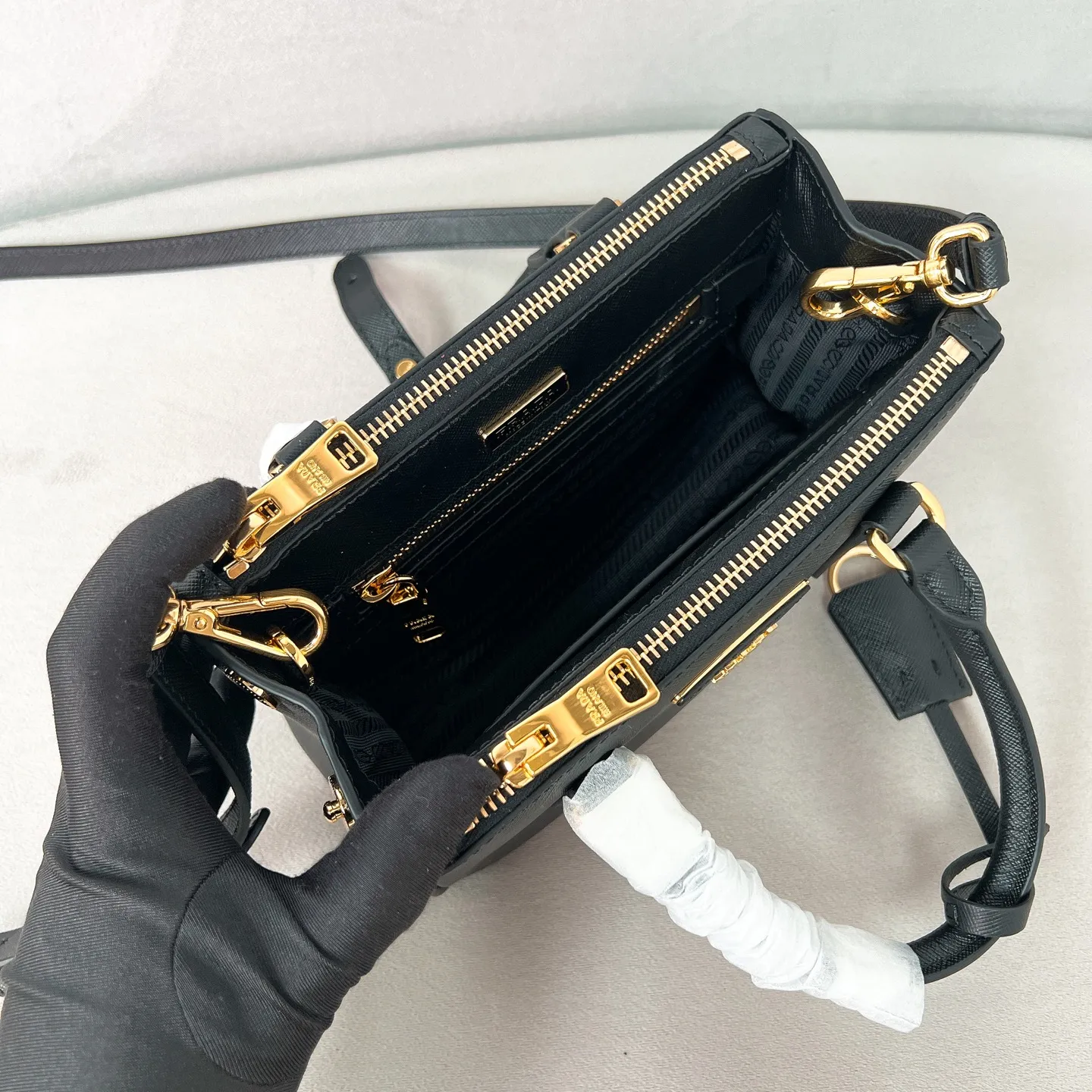 💰1700 ✨New product launch✨P classic Galleria Saffiano leather handbag - "Killer Bag" 2025 new product Mini No. 1BA916 People who know fashion love killer bags. The bag should look like a killer bag. Carefully crafted with Saffiano cross pattern imported from Italy. Minimalist and capable bag shape with triangular metal lettering logo. Double zipper design. The middle main bag has a large capacity. Double handles and detachable shoulder straps make it It can be carried by hand or carried across the shoulder. It can be opened and closed with side snap buttons. The bag body changes to add elegance and elegance. It is small and exquisite, adding a playful and fashionable feel. Size 21*12.5*8.5 Black