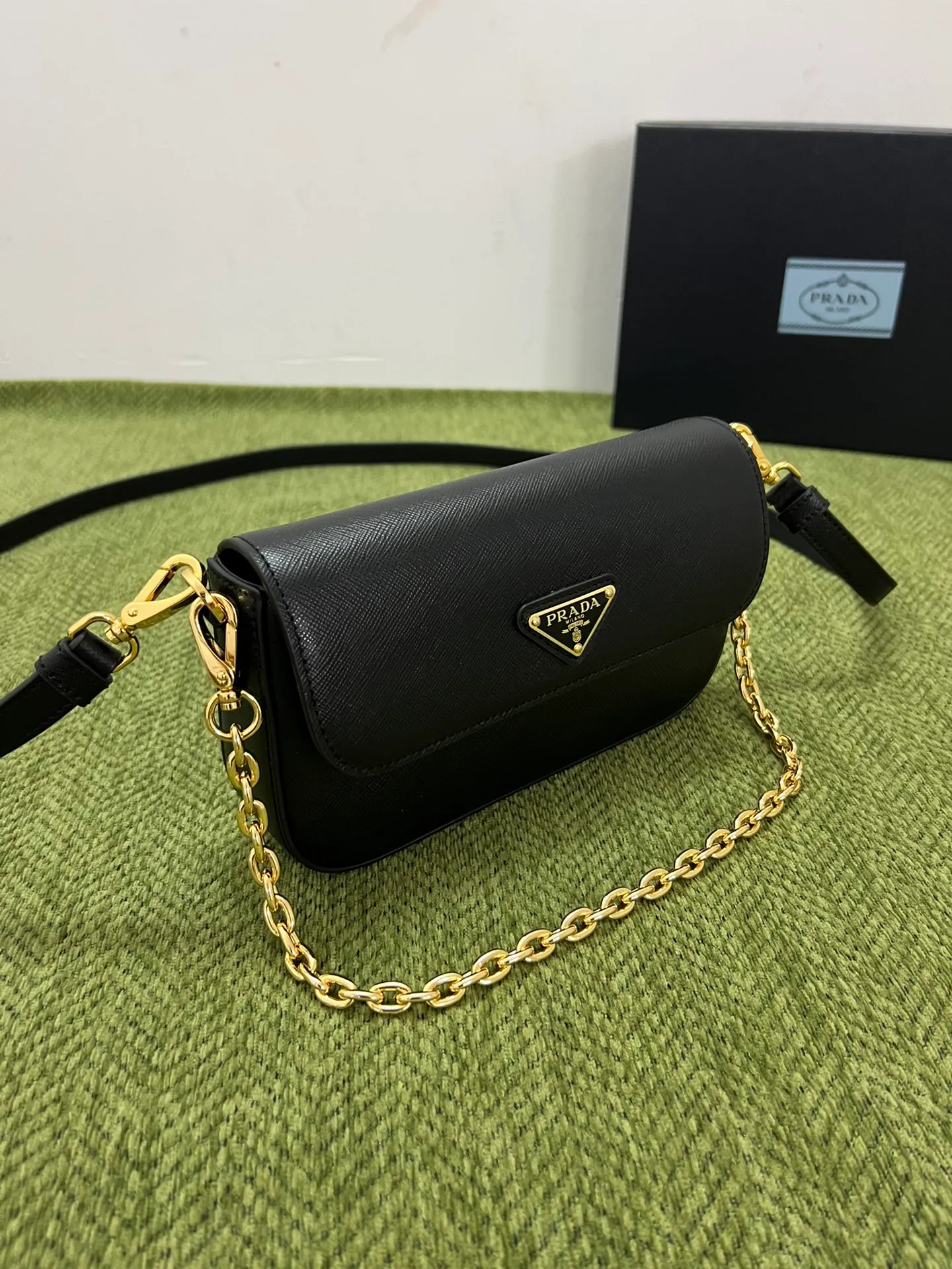 💰1300✨New mini chain shoulder bag✨1BD356 is made of Prada’s iconic waxed Saffiano leather, showing a very recognizable cross texture. Compact in shape, it comes with an adjustable shoulder strap and an elegant removable chain handle for versatile styling. Finished with gleaming metal hardware and an enameled metal triangle logo for a distinctive, timeless look. Detachable chain handle, detachable and adjustable Saffiano leather shoulder strap Metal hardware Flap with enamelled triangle metal logo Magnetic closure flap Nappa leather lining with patch pocket Height: 10.5cm Width: 20.5cm Length: 4cm