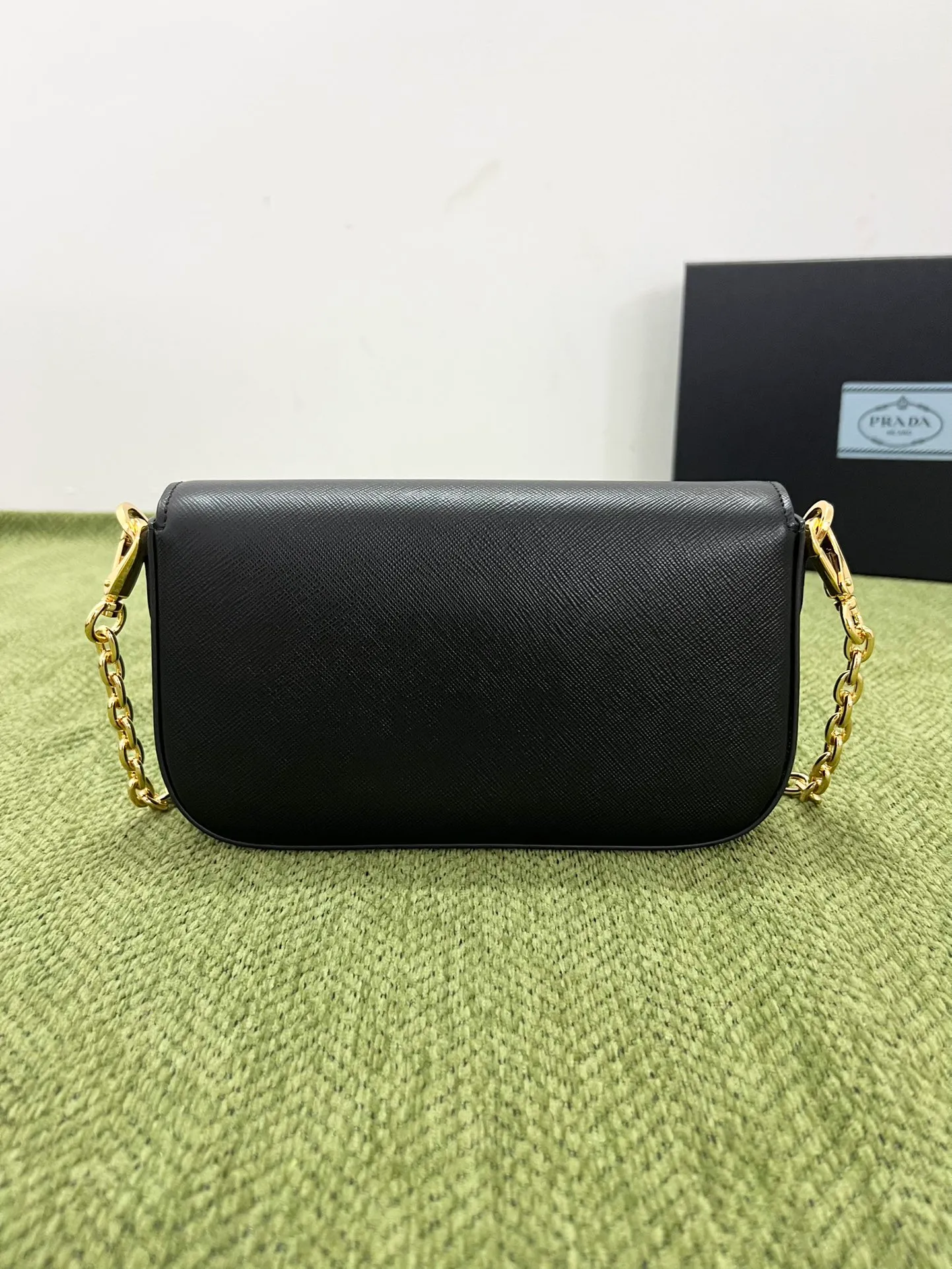 💰1300✨New mini chain shoulder bag✨1BD356 is made of Prada’s iconic waxed Saffiano leather, showing a very recognizable cross texture. Compact in shape, it comes with an adjustable shoulder strap and an elegant removable chain handle for versatile styling. Finished with gleaming metal hardware and an enameled metal triangle logo for a distinctive, timeless look. Detachable chain handle, detachable and adjustable Saffiano leather shoulder strap Metal hardware Flap with enamelled triangle metal logo Magnetic closure flap Nappa leather lining with patch pocket Height: 10.5cm Width: 20.5cm Length: 4cm