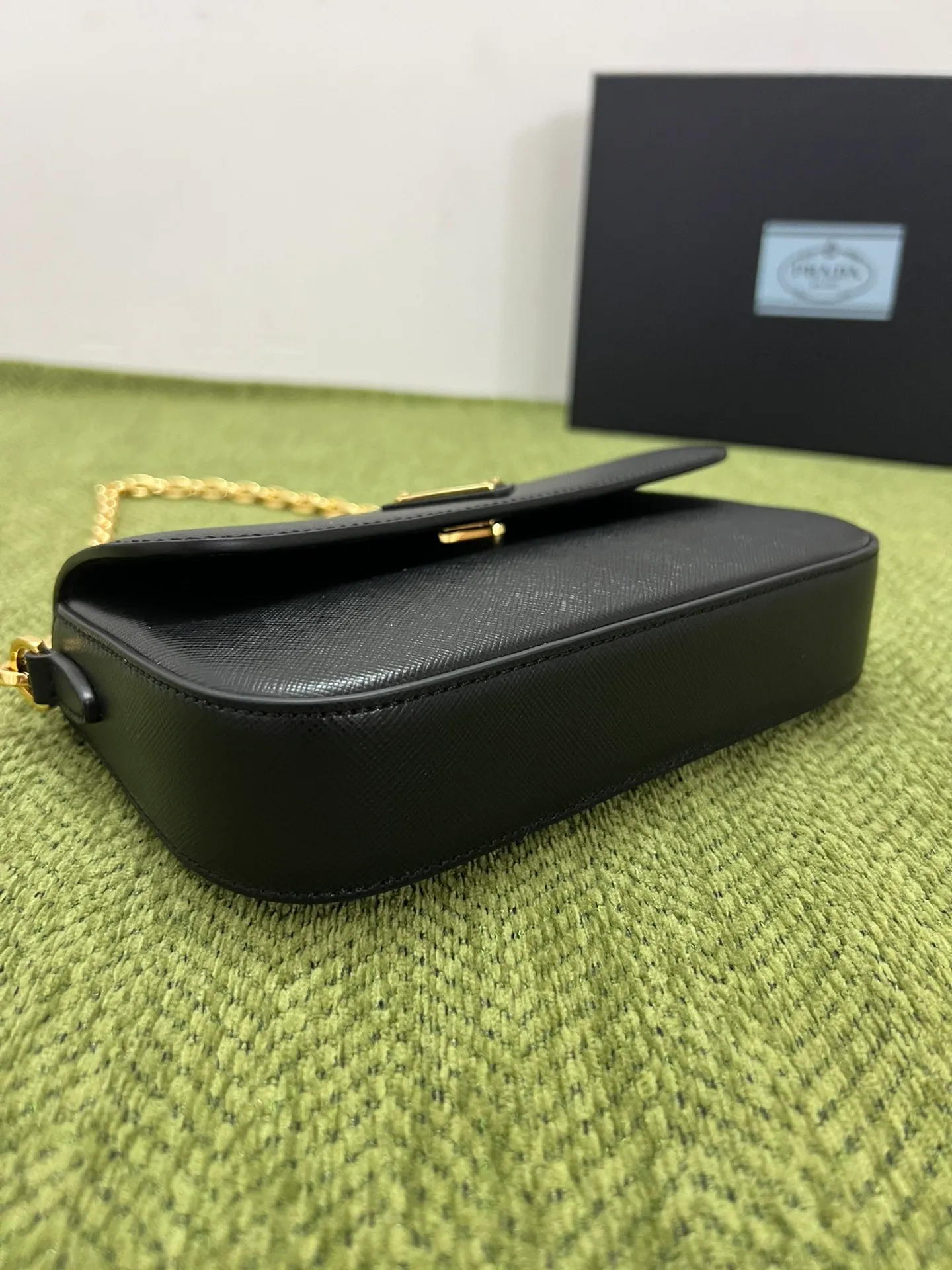 💰1300✨New mini chain shoulder bag✨1BD356 is made of Prada’s iconic waxed Saffiano leather, showing a very recognizable cross texture. Compact in shape, it comes with an adjustable shoulder strap and an elegant removable chain handle for versatile styling. Finished with gleaming metal hardware and an enameled metal triangle logo for a distinctive, timeless look. Detachable chain handle, detachable and adjustable Saffiano leather shoulder strap Metal hardware Flap with enamelled triangle metal logo Magnetic closure flap Nappa leather lining with patch pocket Height: 10.5cm Width: 20.5cm Length: 4cm