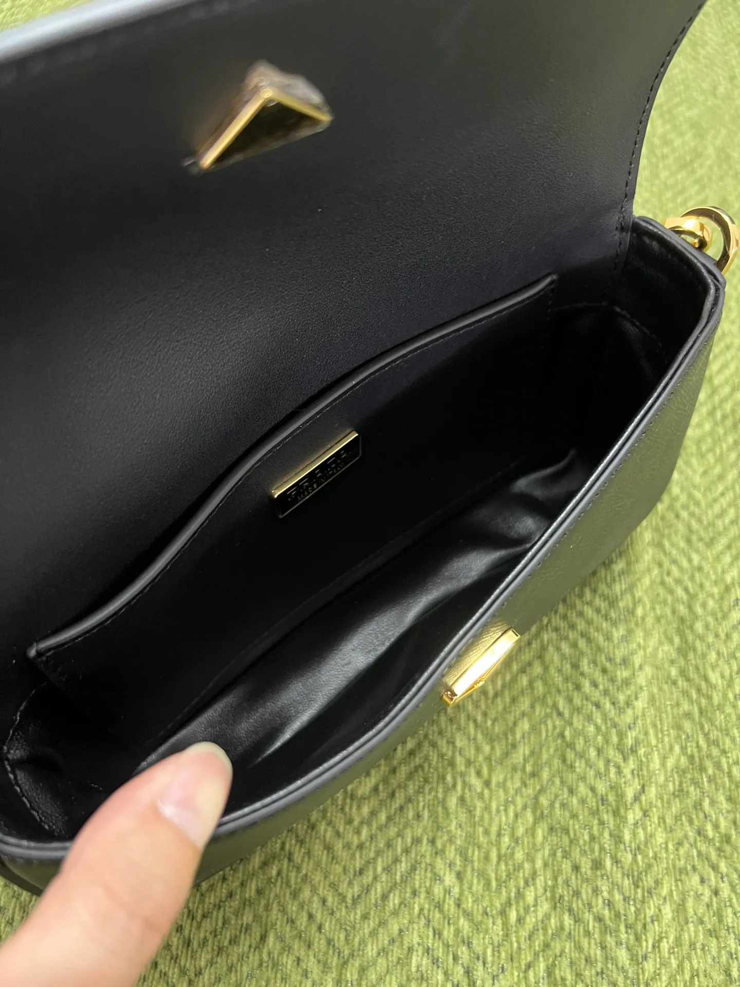 💰1300✨New mini chain shoulder bag✨1BD356 is made of Prada’s iconic waxed Saffiano leather, showing a very recognizable cross texture. Compact in shape, it comes with an adjustable shoulder strap and an elegant removable chain handle for versatile styling. Finished with gleaming metal hardware and an enameled metal triangle logo for a distinctive, timeless look. Detachable chain handle, detachable and adjustable Saffiano leather shoulder strap Metal hardware Flap with enamelled triangle metal logo Magnetic closure flap Nappa leather lining with patch pocket Height: 10.5cm Width: 20.5cm Length: 4cm