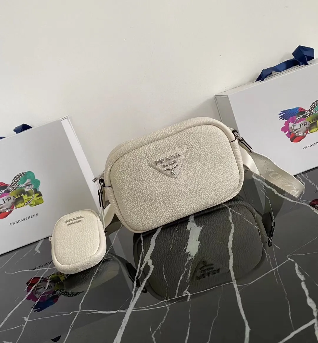 P1100¥ [Top original order]🎉New camera cross-body bag🎉1BH182 has arrived🎉🎉This cross-body bag is made of imported deerskin grain cowhide and equipped with an adjustable long shoulder strap. My favorite It’s a small bag on the shoulder strap😘It’s perfect😘, it has a large capacity, is simple and elegant, and feels super soft🎉Hurry up and get it🎉Dimensions: length 22x height 14.5x bottom 8cm🎉🎉🎉👏👏👏!