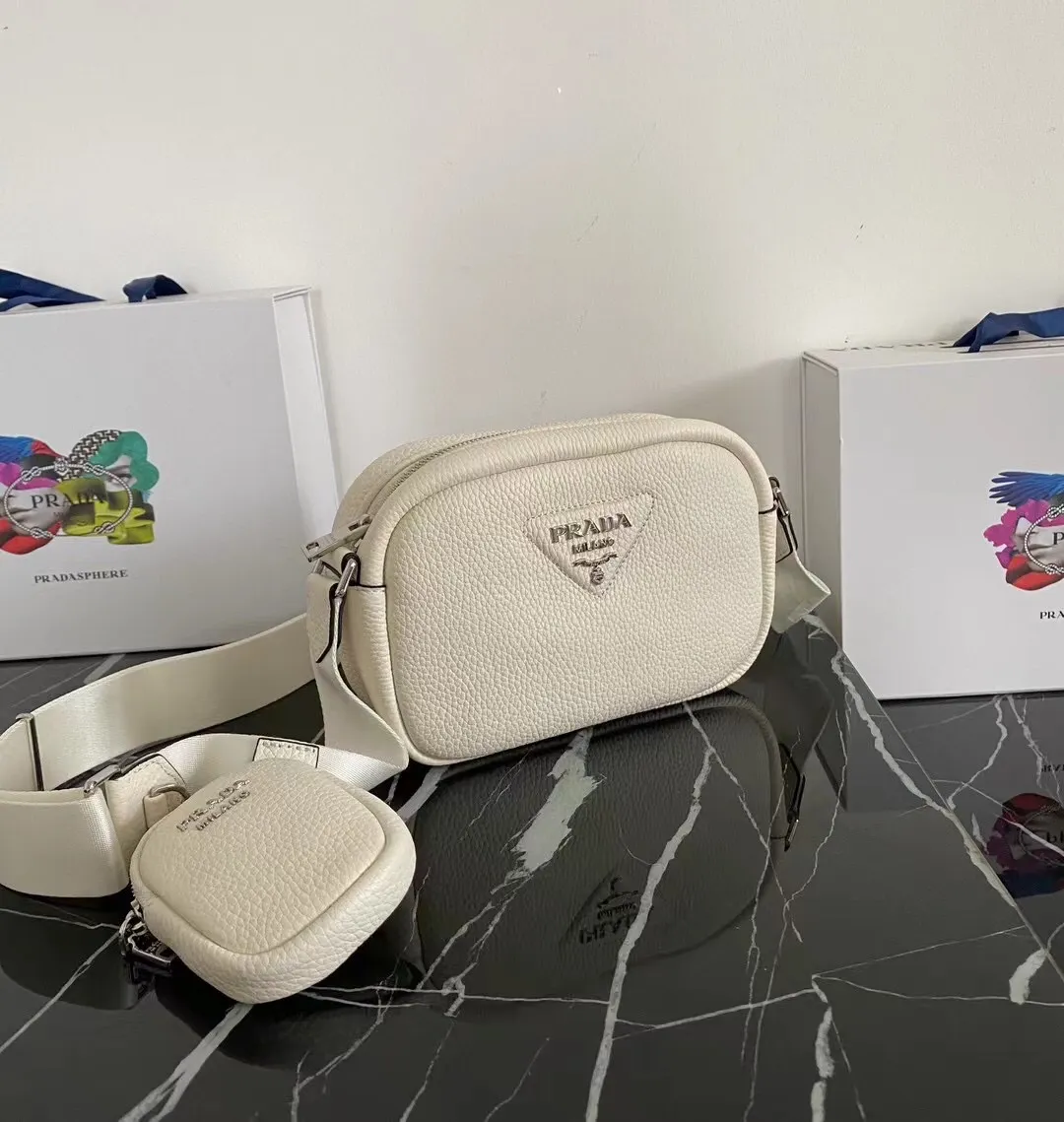 P1100¥ [Top original order]🎉New camera cross-body bag🎉1BH182 has arrived🎉🎉This cross-body bag is made of imported deerskin grain cowhide and equipped with an adjustable long shoulder strap. My favorite It’s a small bag on the shoulder strap😘It’s perfect😘, it has a large capacity, is simple and elegant, and feels super soft🎉Hurry up and get it🎉Dimensions: length 22x height 14.5x bottom 8cm🎉🎉🎉👏👏👏!