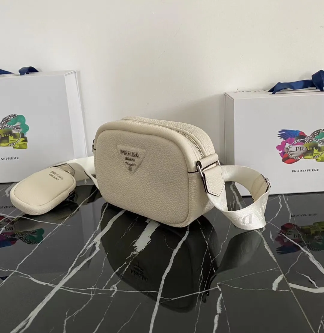 P1100¥ [Top original order]🎉New camera cross-body bag🎉1BH182 has arrived🎉🎉This cross-body bag is made of imported deerskin grain cowhide and equipped with an adjustable long shoulder strap. My favorite It’s a small bag on the shoulder strap😘It’s perfect😘, it has a large capacity, is simple and elegant, and feels super soft🎉Hurry up and get it🎉Dimensions: length 22x height 14.5x bottom 8cm🎉🎉🎉👏👏👏!