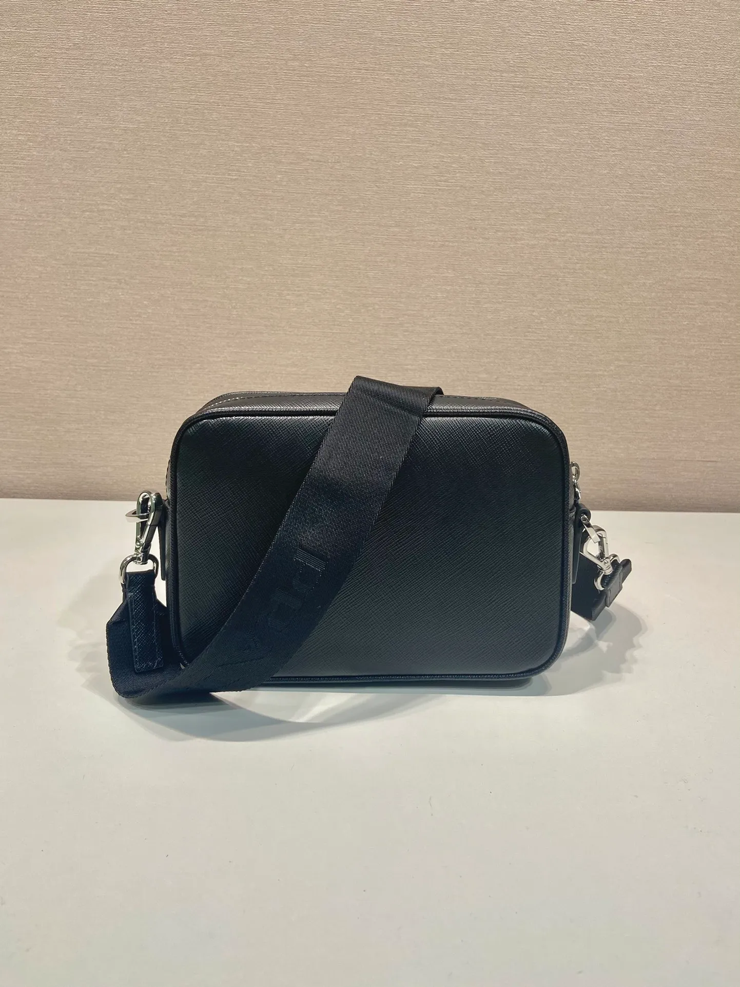 💰1640🎉New style🎉2VH170🎉🎉 This shoulder bag is made of Saffiano leather, and its simple lines highlight a striking style. The iconic Saffiano leather material is synonymous with luxury and a status symbol of traditional Italian leather goods manufacturing craftsmanship. Comes with removable leather pouch and enamel triangle logo, removable and adjustable nylon long shoulder strap, length 20x height 13.5x base 7cm