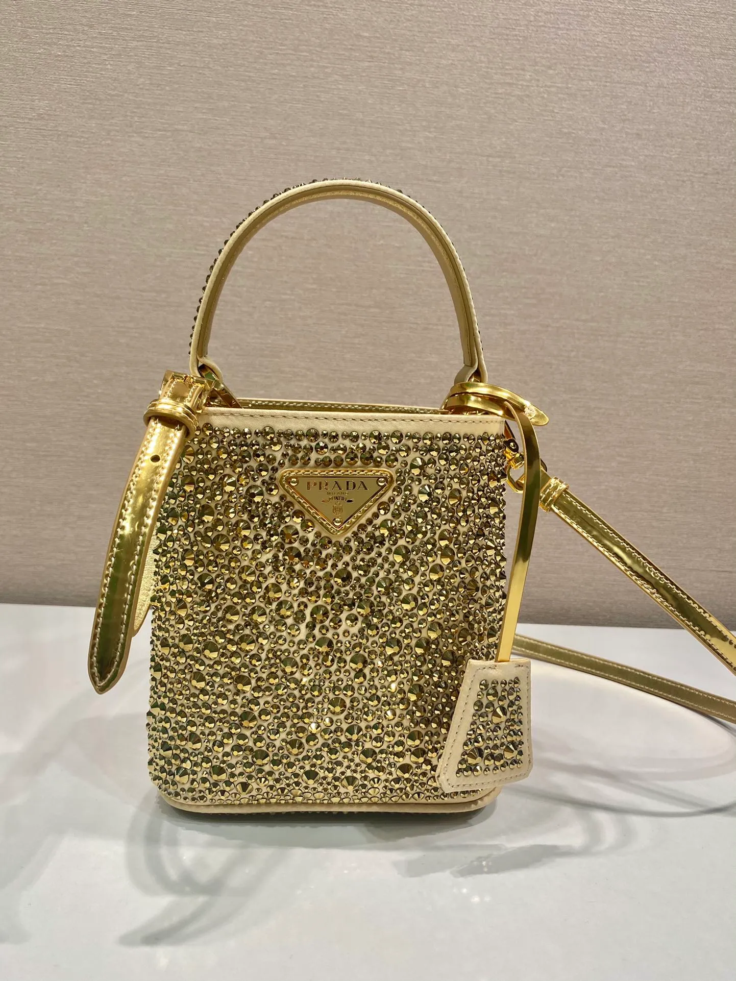💰1720🎉Crystal Bucket Bag🎉1BA373 Crystal Bag🎉🎉 This elegant Panier handbag is covered with imitation crystals, shining like jewelry. The detachable shoulder strap design makes it easy to change the shape at will. It can be carried by hand/shoulder strap/crossbody. It has large space capacity and strong practicality. Another popular style that will never go out of style🎉🎉Babies, hurry up and get it🎉🎉 Length 15x height 16x base 9.5cm🎉🎉🎉🍊🍊🍊