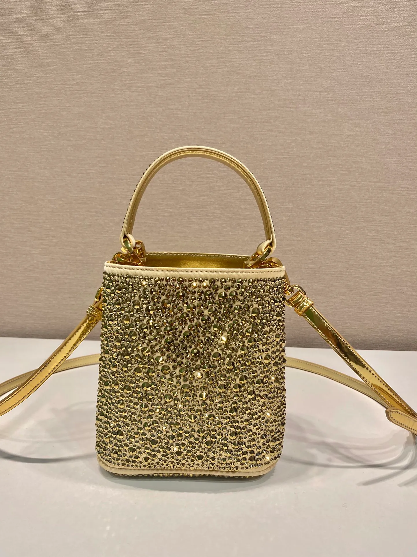 💰1720🎉Crystal Bucket Bag🎉1BA373 Crystal Bag🎉🎉 This elegant Panier handbag is covered with imitation crystals, shining like jewelry. The detachable shoulder strap design makes it easy to change the shape at will. It can be carried by hand/shoulder strap/crossbody. It has large space capacity and strong practicality. Another popular style that will never go out of style🎉🎉Babies, hurry up and get it🎉🎉 Length 15x height 16x base 9.5cm🎉🎉🎉🍊🍊🍊