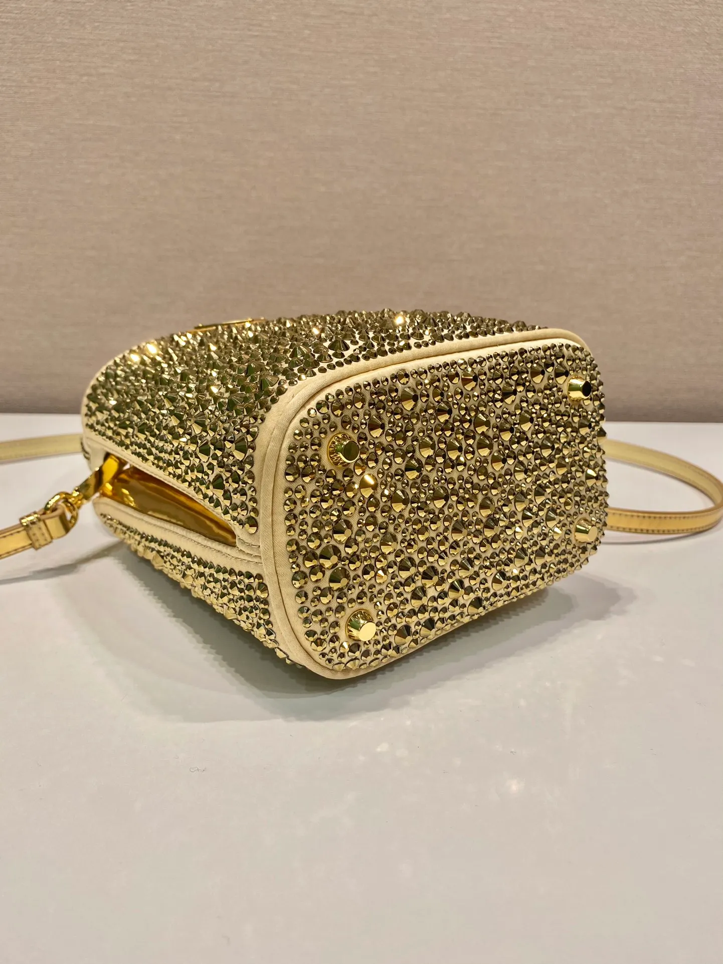 💰1720🎉Crystal Bucket Bag🎉1BA373 Crystal Bag🎉🎉 This elegant Panier handbag is covered with imitation crystals, shining like jewelry. The detachable shoulder strap design makes it easy to change the shape at will. It can be carried by hand/shoulder strap/crossbody. It has large space capacity and strong practicality. Another popular style that will never go out of style🎉🎉Babies, hurry up and get it🎉🎉 Length 15x height 16x base 9.5cm🎉🎉🎉🍊🍊🍊