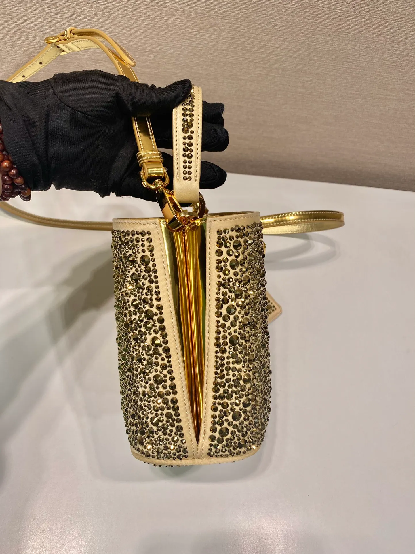 💰1720🎉Crystal Bucket Bag🎉1BA373 Crystal Bag🎉🎉 This elegant Panier handbag is covered with imitation crystals, shining like jewelry. The detachable shoulder strap design makes it easy to change the shape at will. It can be carried by hand/shoulder strap/crossbody. It has large space capacity and strong practicality. Another popular style that will never go out of style🎉🎉Babies, hurry up and get it🎉🎉 Length 15x height 16x base 9.5cm🎉🎉🎉🍊🍊🍊