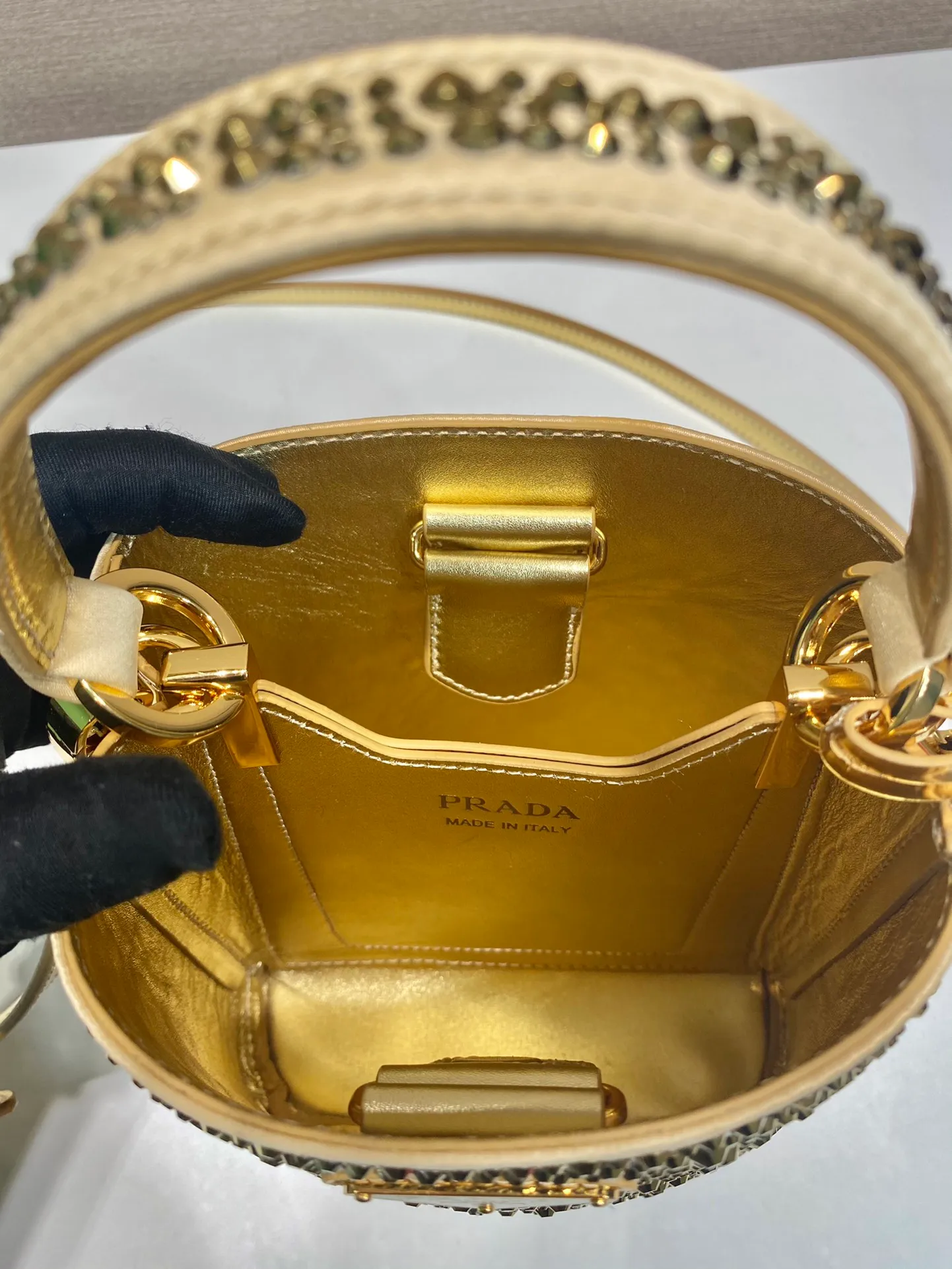 💰1720🎉Crystal Bucket Bag🎉1BA373 Crystal Bag🎉🎉 This elegant Panier handbag is covered with imitation crystals, shining like jewelry. The detachable shoulder strap design makes it easy to change the shape at will. It can be carried by hand/shoulder strap/crossbody. It has large space capacity and strong practicality. Another popular style that will never go out of style🎉🎉Babies, hurry up and get it🎉🎉 Length 15x height 16x base 9.5cm🎉🎉🎉🍊🍊🍊