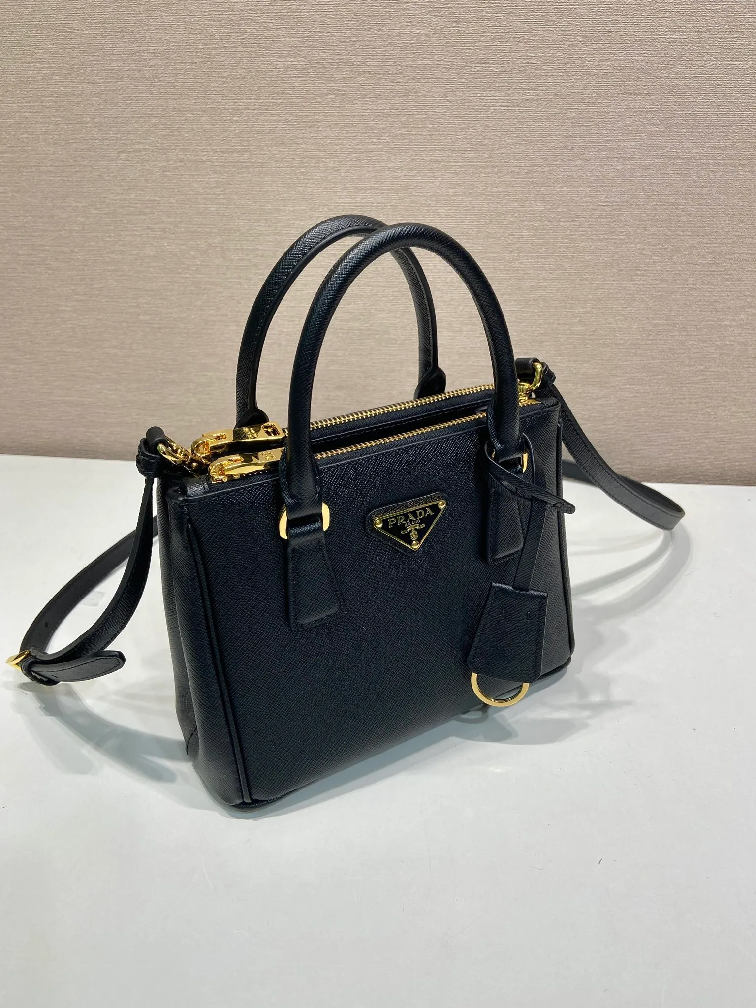 💰1700🎉mini killer🎉1BA906 triangle logo, this Galleria handbag is made of iconic Saffiano leather, equipped with a detachable shoulder strap, top brushed hardware👍👍 It is a chic interpretation of classic and timeless elegance. For beauties in the current era of fashionable small bags. It’s worth owning, it can be used easily for girls’ daily travel📱💄🚗🔑, it has a large capacity, is beautiful and practical🙊🙊It is a bag that will never go out of style anytime you use it😘😘Hurry up and get it👏👏 Length 20x Height 15x Bottom 9.5cm