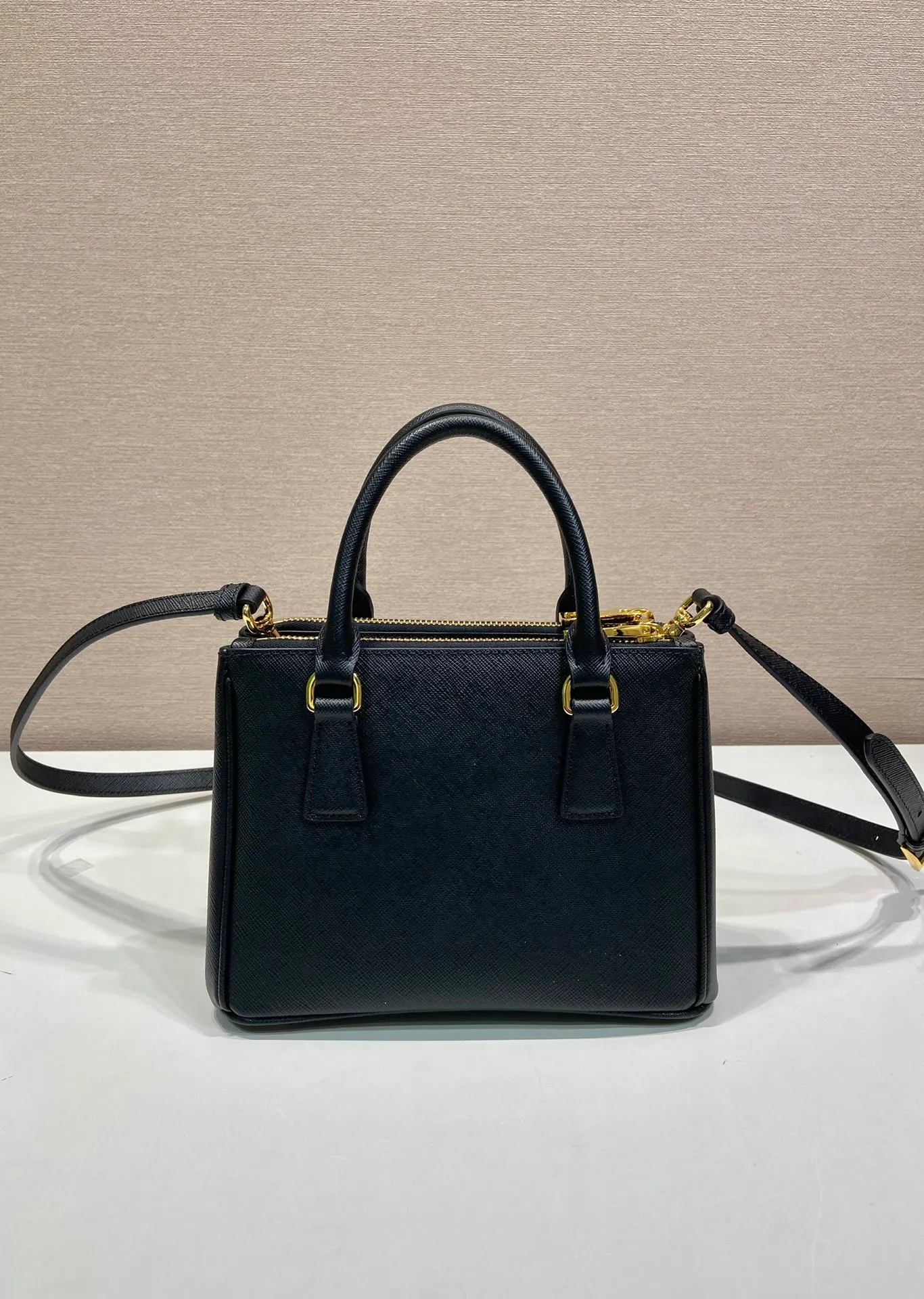 💰1700🎉mini killer🎉1BA906 triangle logo, this Galleria handbag is made of iconic Saffiano leather, equipped with a detachable shoulder strap, top brushed hardware👍👍 It is a chic interpretation of classic and timeless elegance. For beauties in the current era of fashionable small bags. It’s worth owning, it can be used easily for girls’ daily travel📱💄🚗🔑, it has a large capacity, is beautiful and practical🙊🙊It is a bag that will never go out of style anytime you use it😘😘Hurry up and get it👏👏 Length 20x Height 15x Bottom 9.5cm