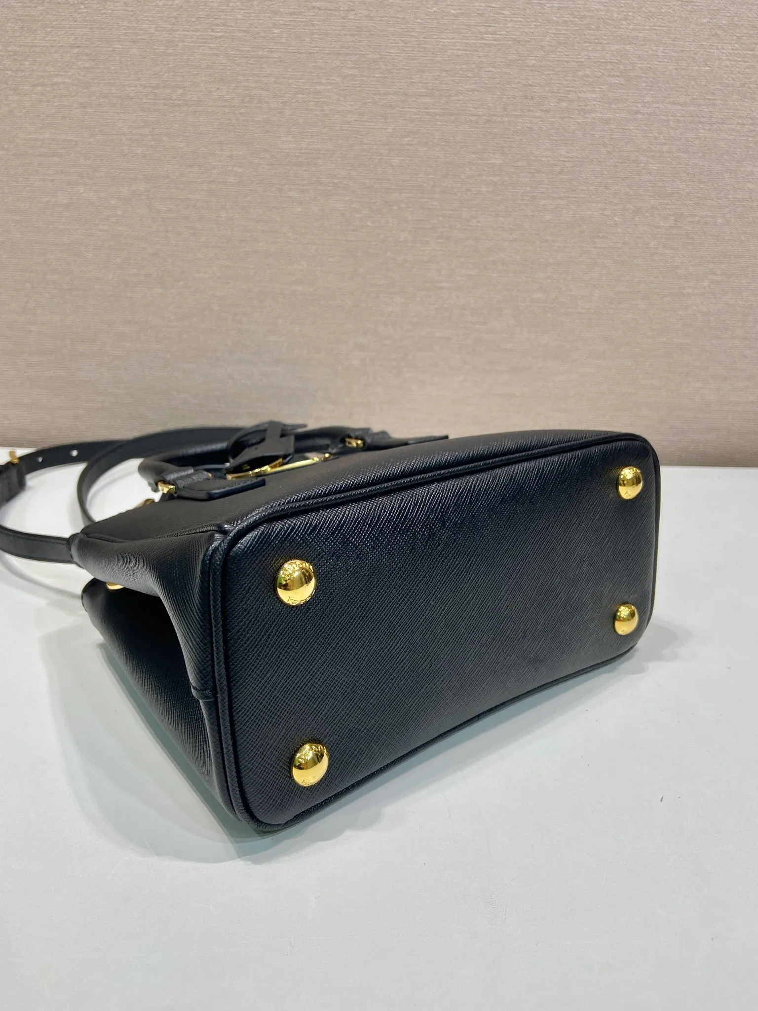 💰1700🎉mini killer🎉1BA906 triangle logo, this Galleria handbag is made of iconic Saffiano leather, equipped with a detachable shoulder strap, top brushed hardware👍👍 It is a chic interpretation of classic and timeless elegance. For beauties in the current era of fashionable small bags. It’s worth owning, it can be used easily for girls’ daily travel📱💄🚗🔑, it has a large capacity, is beautiful and practical🙊🙊It is a bag that will never go out of style anytime you use it😘😘Hurry up and get it👏👏 Length 20x Height 15x Bottom 9.5cm