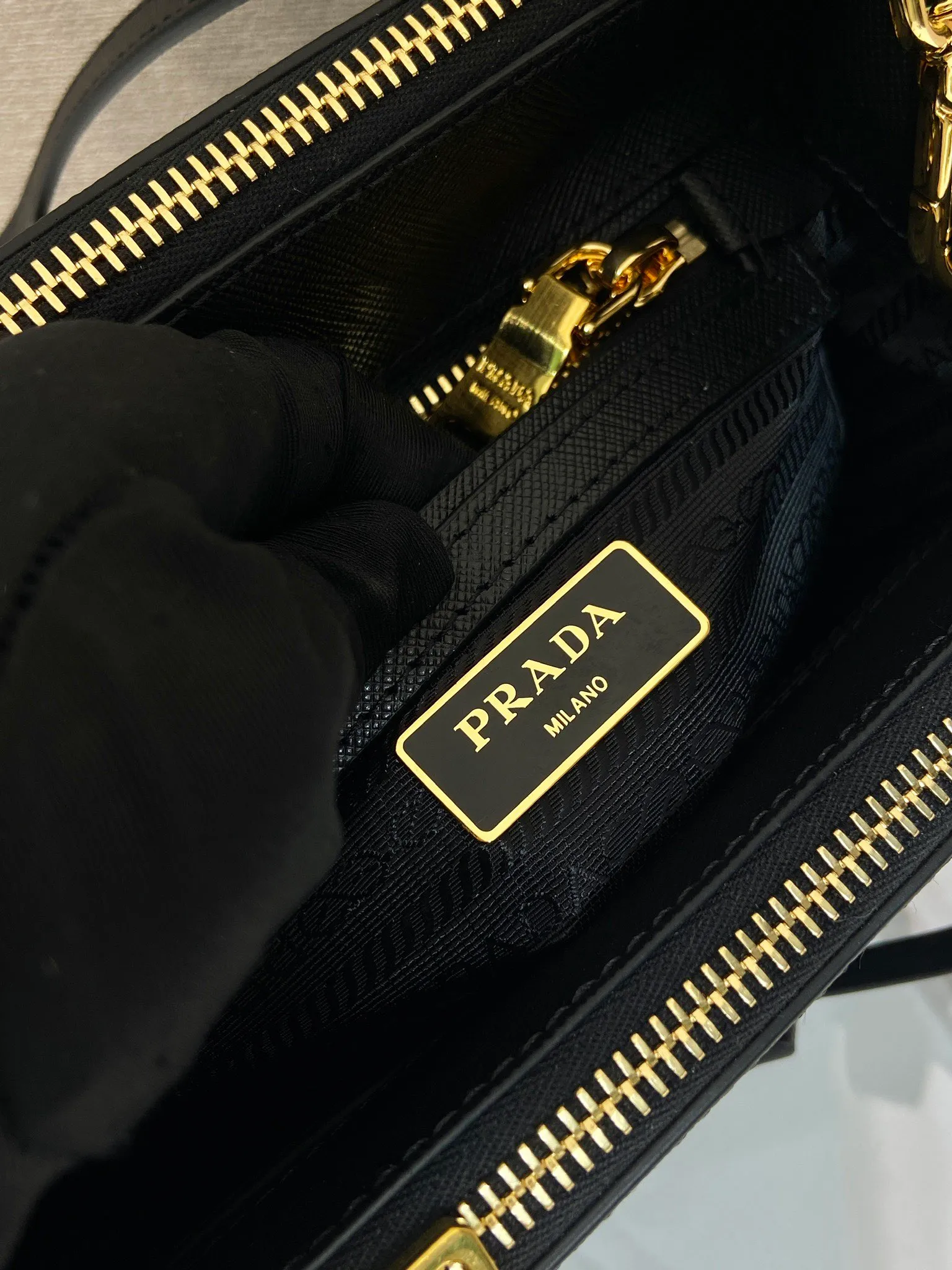 💰1700🎉mini killer🎉1BA906 triangle logo, this Galleria handbag is made of iconic Saffiano leather, equipped with a detachable shoulder strap, top brushed hardware👍👍 It is a chic interpretation of classic and timeless elegance. For beauties in the current era of fashionable small bags. It’s worth owning, it can be used easily for girls’ daily travel📱💄🚗🔑, it has a large capacity, is beautiful and practical🙊🙊It is a bag that will never go out of style anytime you use it😘😘Hurry up and get it👏👏 Length 20x Height 15x Bottom 9.5cm