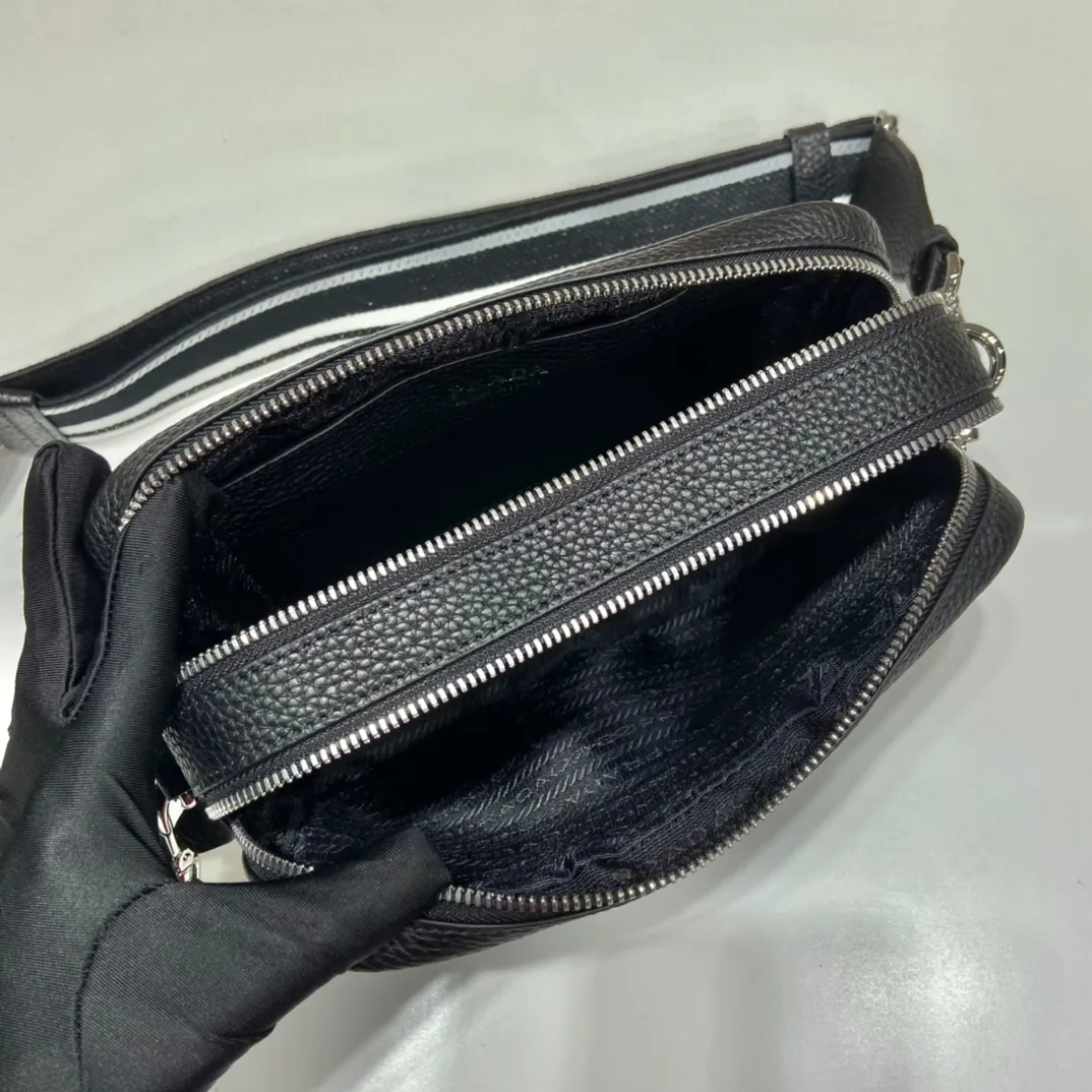 💰1700🎉New double shoulder strap🎉1BD082 double shoulder strap🎉 This double shoulder strap is made of imported deerskin grain cowhide and equipped with two interchangeable and adjustable long shoulder straps. The combination of fabric webbing and cowhide is perfect😘, versatile for mixing and matching different clothes on different occasions😘, large capacity, many compartments, super soft feel🎉Hurry up and get it🎉 Length 22x height 14x bottom 8cm🎉🎉🎉