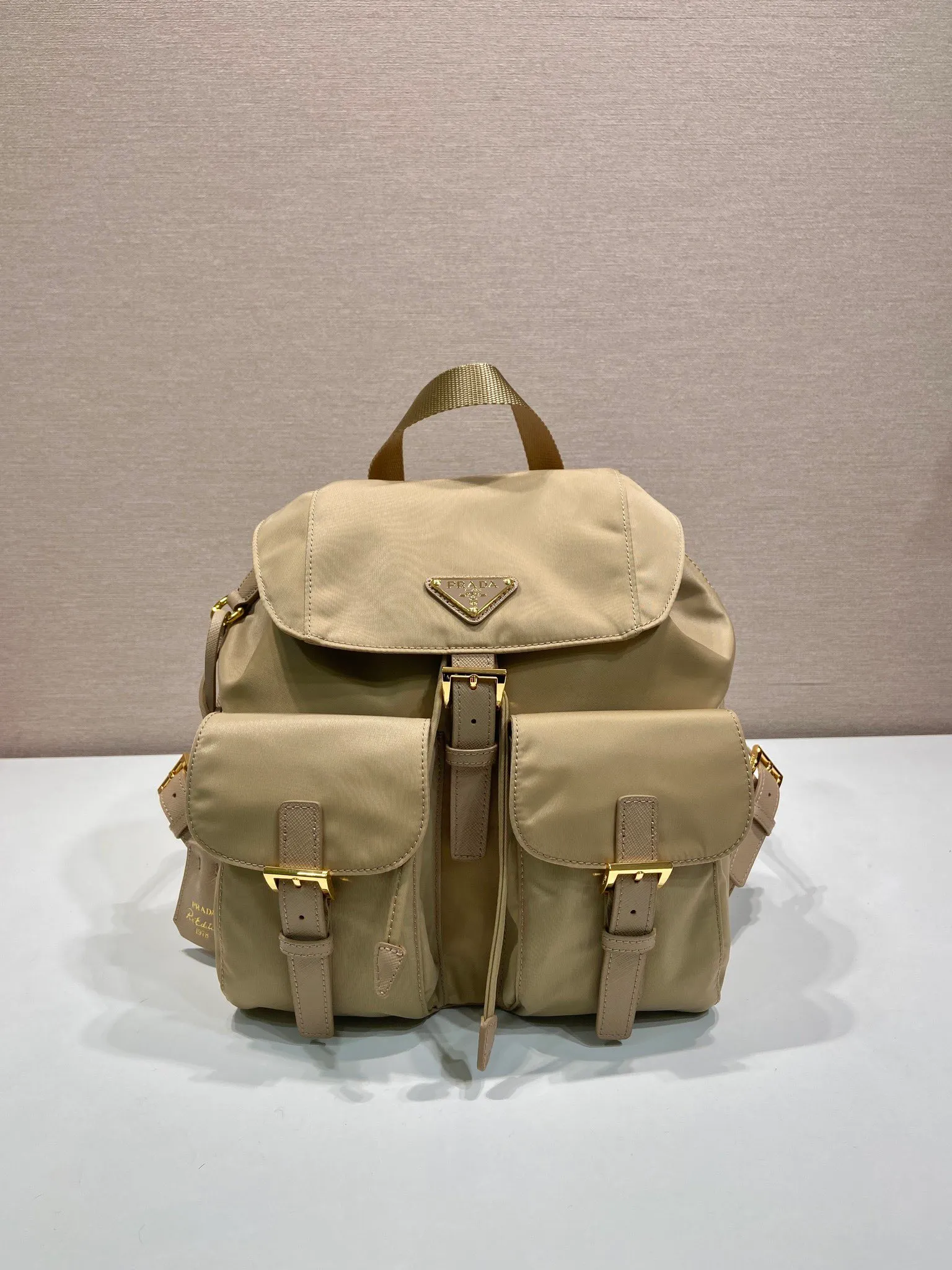💰1000🎉Gold buckle classic backpack🎉1BZ677 gold hardware🎉🎉 This practical and innovative backpack is made of imported nylon fabric, adjustable shoulder straps and woven handles, removable Re-Edition leather key ring, front buckle flap pocket, enameled metal triangle logo on the flap, drawstring closure, logo-printed Re-Nylon lining with two interior pockets, one of which is zippered and has a large room. Classic and practical, it is a popular style that will never go out of style🎉🎉 Length 23.5x Height 28x Bottom 12cm🎉🎉🎉👏👏👏