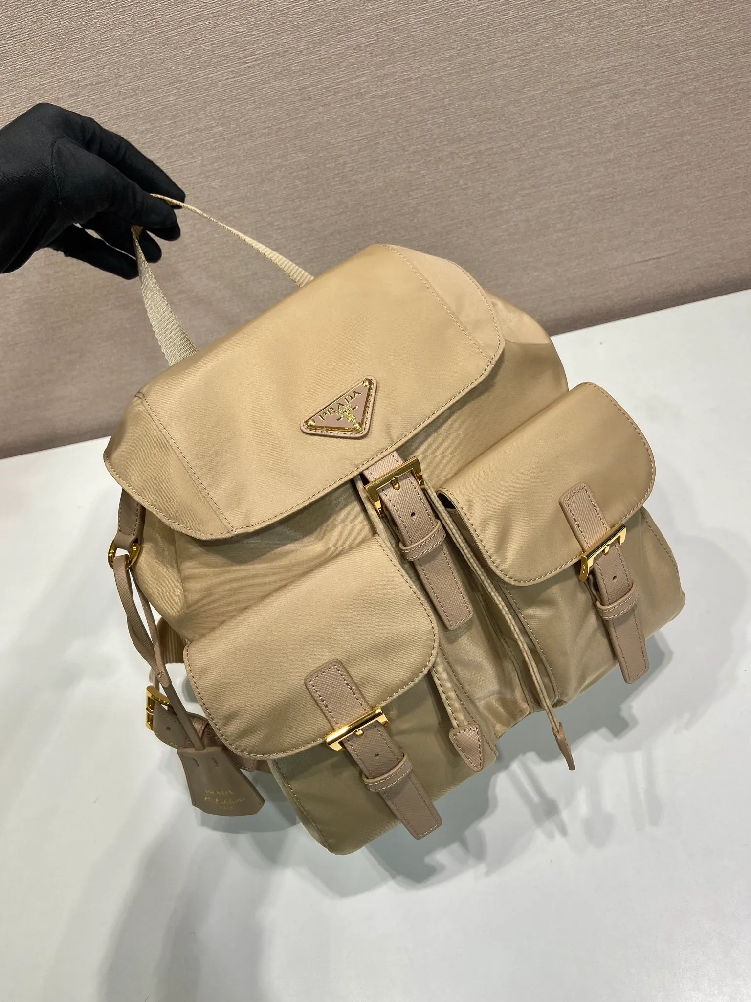 💰1000🎉Gold buckle classic backpack🎉1BZ677 gold hardware🎉🎉 This practical and innovative backpack is made of imported nylon fabric, adjustable shoulder straps and woven handles, removable Re-Edition leather key ring, front buckle flap pocket, enameled metal triangle logo on the flap, drawstring closure, logo-printed Re-Nylon lining with two interior pockets, one of which is zippered and has a large room. Classic and practical, it is a popular style that will never go out of style🎉🎉 Length 23.5x Height 28x Bottom 12cm🎉🎉🎉👏👏👏