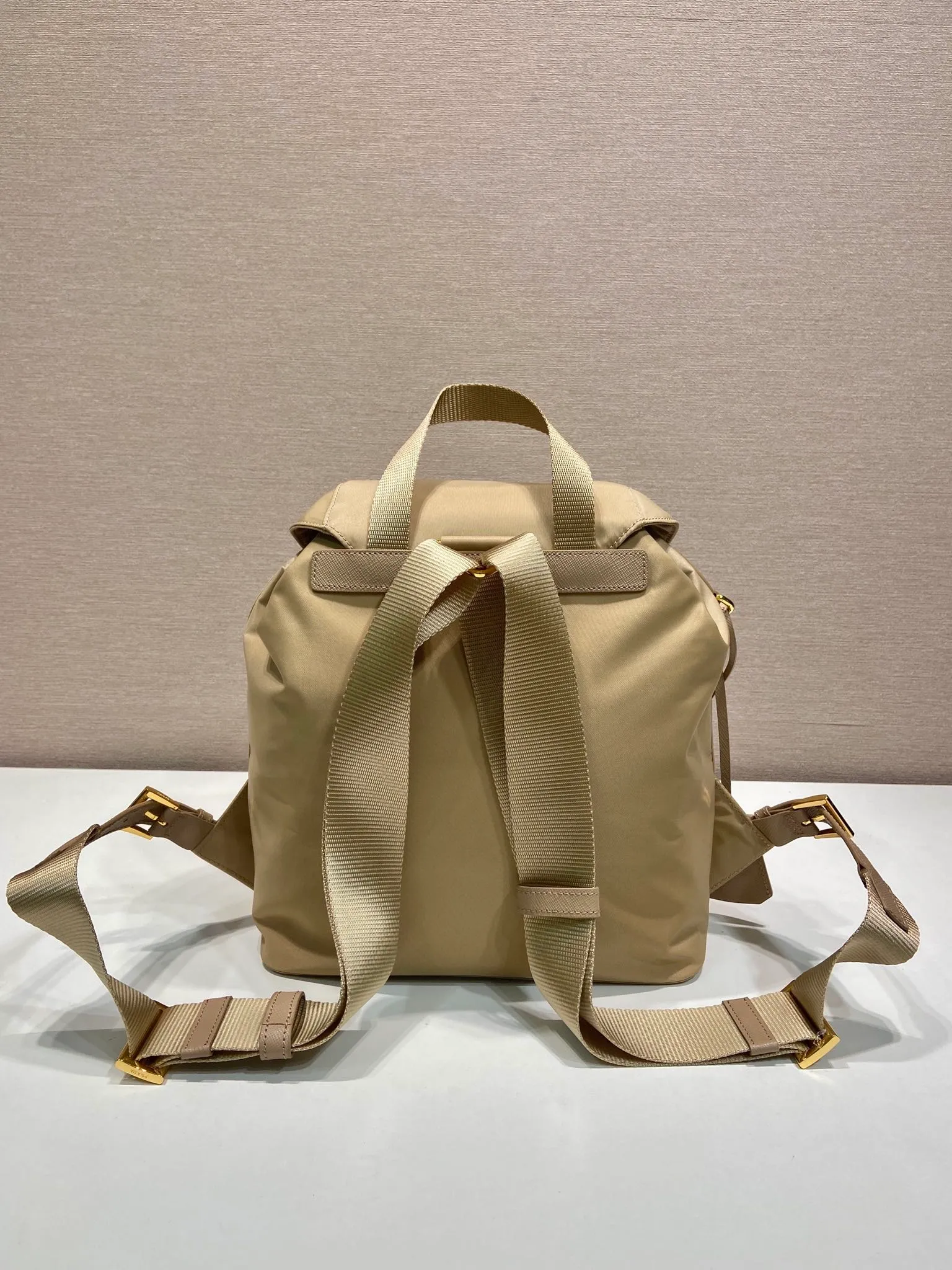 💰1000🎉Gold buckle classic backpack🎉1BZ677 gold hardware🎉🎉 This practical and innovative backpack is made of imported nylon fabric, adjustable shoulder straps and woven handles, removable Re-Edition leather key ring, front buckle flap pocket, enameled metal triangle logo on the flap, drawstring closure, logo-printed Re-Nylon lining with two interior pockets, one of which is zippered and has a large room. Classic and practical, it is a popular style that will never go out of style🎉🎉 Length 23.5x Height 28x Bottom 12cm🎉🎉🎉👏👏👏