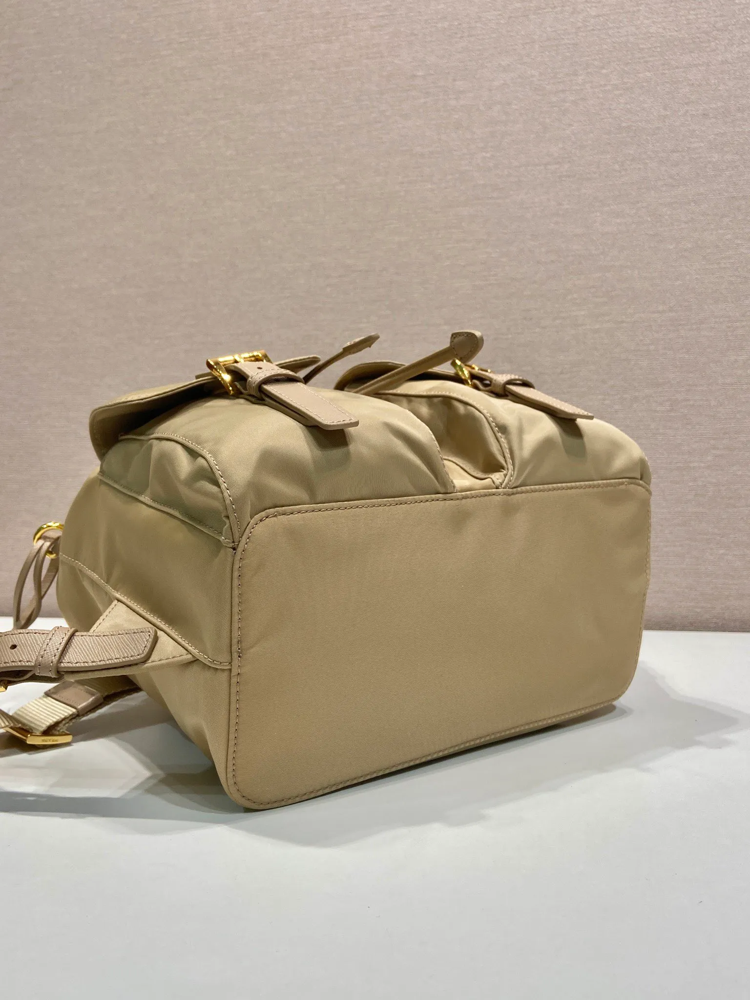 💰1000🎉Gold buckle classic backpack🎉1BZ677 gold hardware🎉🎉 This practical and innovative backpack is made of imported nylon fabric, adjustable shoulder straps and woven handles, removable Re-Edition leather key ring, front buckle flap pocket, enameled metal triangle logo on the flap, drawstring closure, logo-printed Re-Nylon lining with two interior pockets, one of which is zippered and has a large room. Classic and practical, it is a popular style that will never go out of style🎉🎉 Length 23.5x Height 28x Bottom 12cm🎉🎉🎉👏👏👏