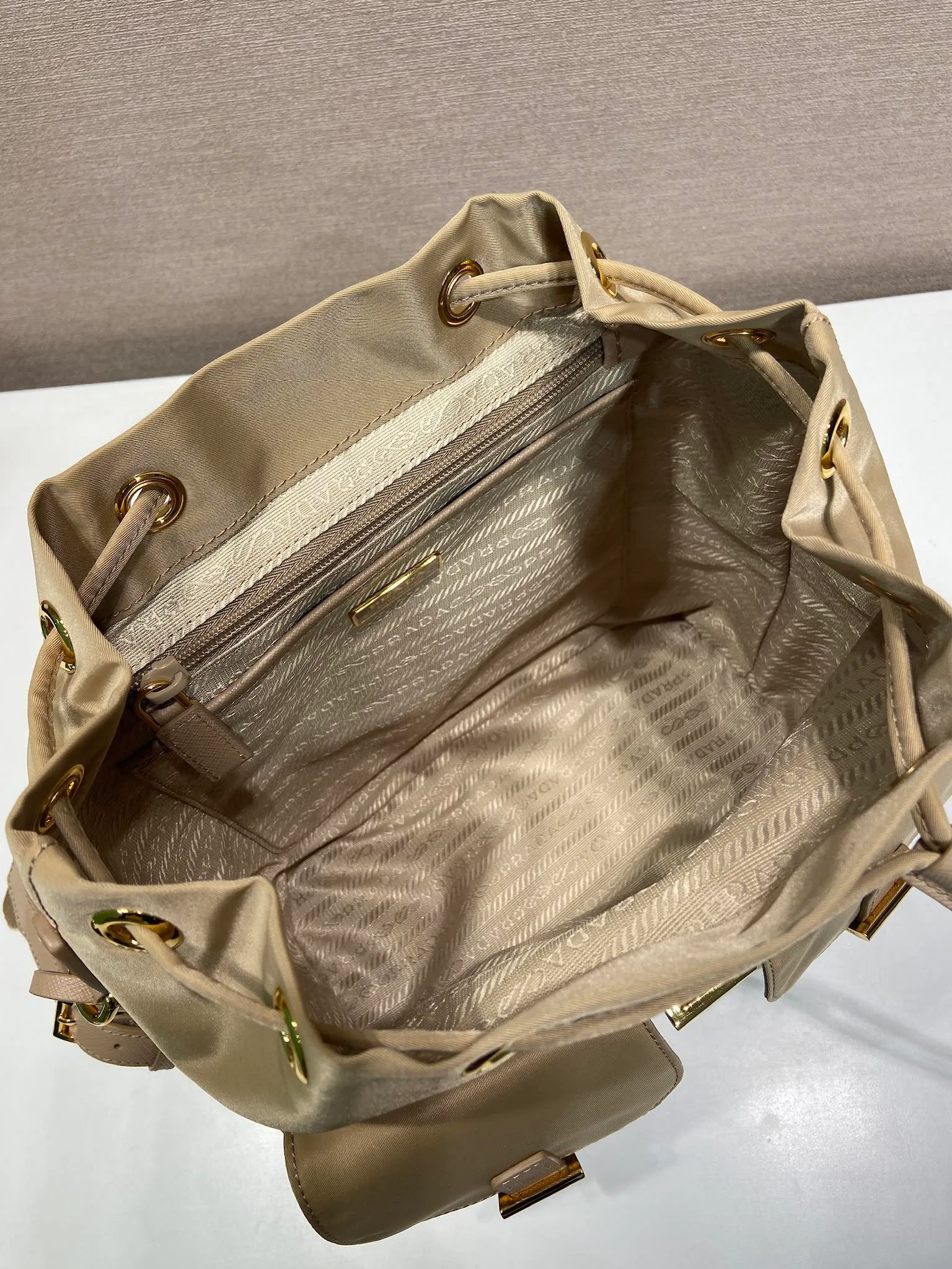 💰1000🎉Gold buckle classic backpack🎉1BZ677 gold hardware🎉🎉 This practical and innovative backpack is made of imported nylon fabric, adjustable shoulder straps and woven handles, removable Re-Edition leather key ring, front buckle flap pocket, enameled metal triangle logo on the flap, drawstring closure, logo-printed Re-Nylon lining with two interior pockets, one of which is zippered and has a large room. Classic and practical, it is a popular style that will never go out of style🎉🎉 Length 23.5x Height 28x Bottom 12cm🎉🎉🎉👏👏👏