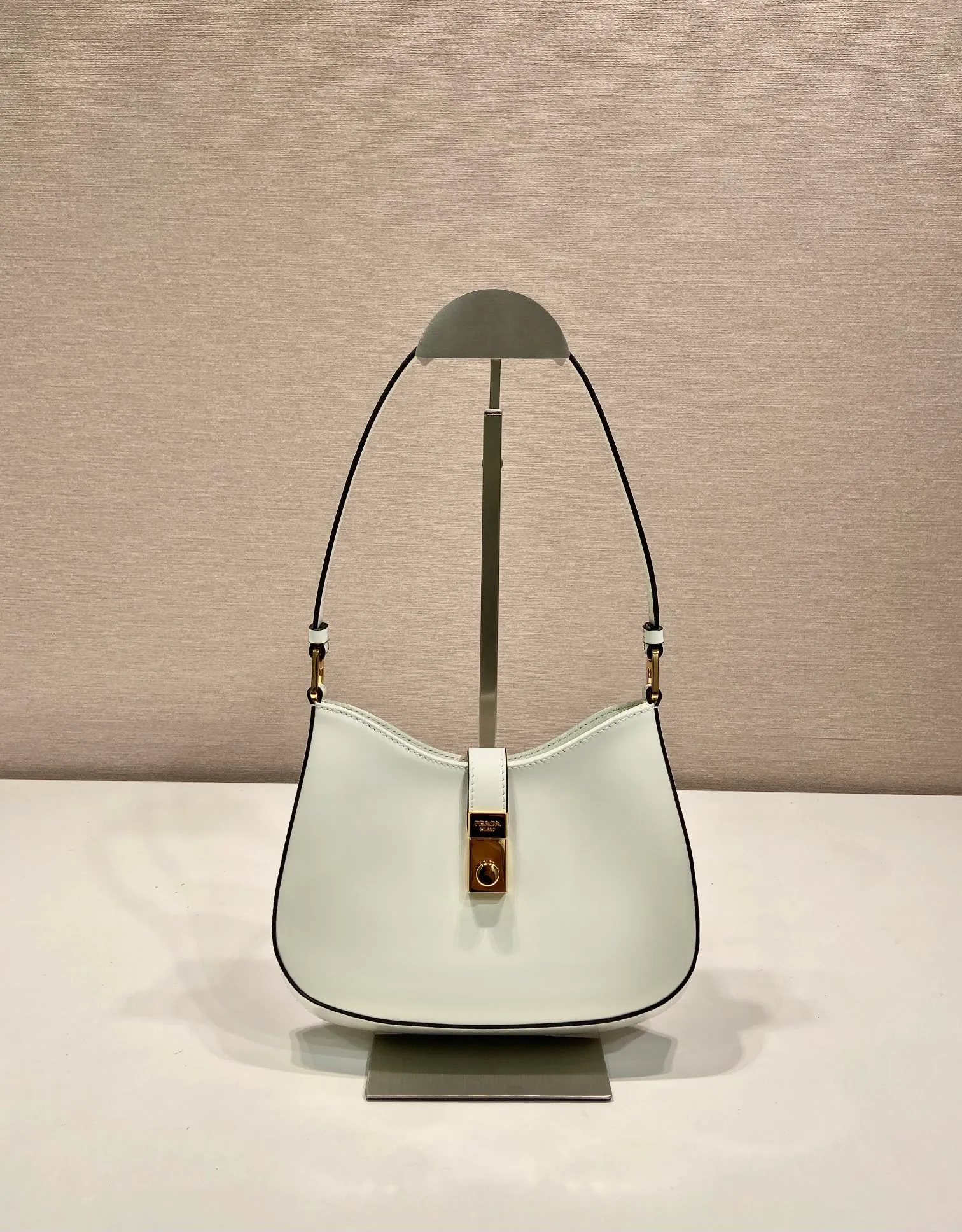 💰1120🎉New armpit bag🎉🎉1BC169A🎉🎉 This Cheo shoulder bag is made of imported glossy cowhide and can be carried by hand or shoulder. Front lock closure. Reveal sophistication. The special-shaped bag design is cool and fashionable. It has enough capacity and can be packed easily. It’s perfect🎉If you like babies, hurry up and get it🎉🎉Another popular style that will never go out of style🎉🎉 Length 22x Height 18.5x Bottom 4.5cm🎉🎉🎉