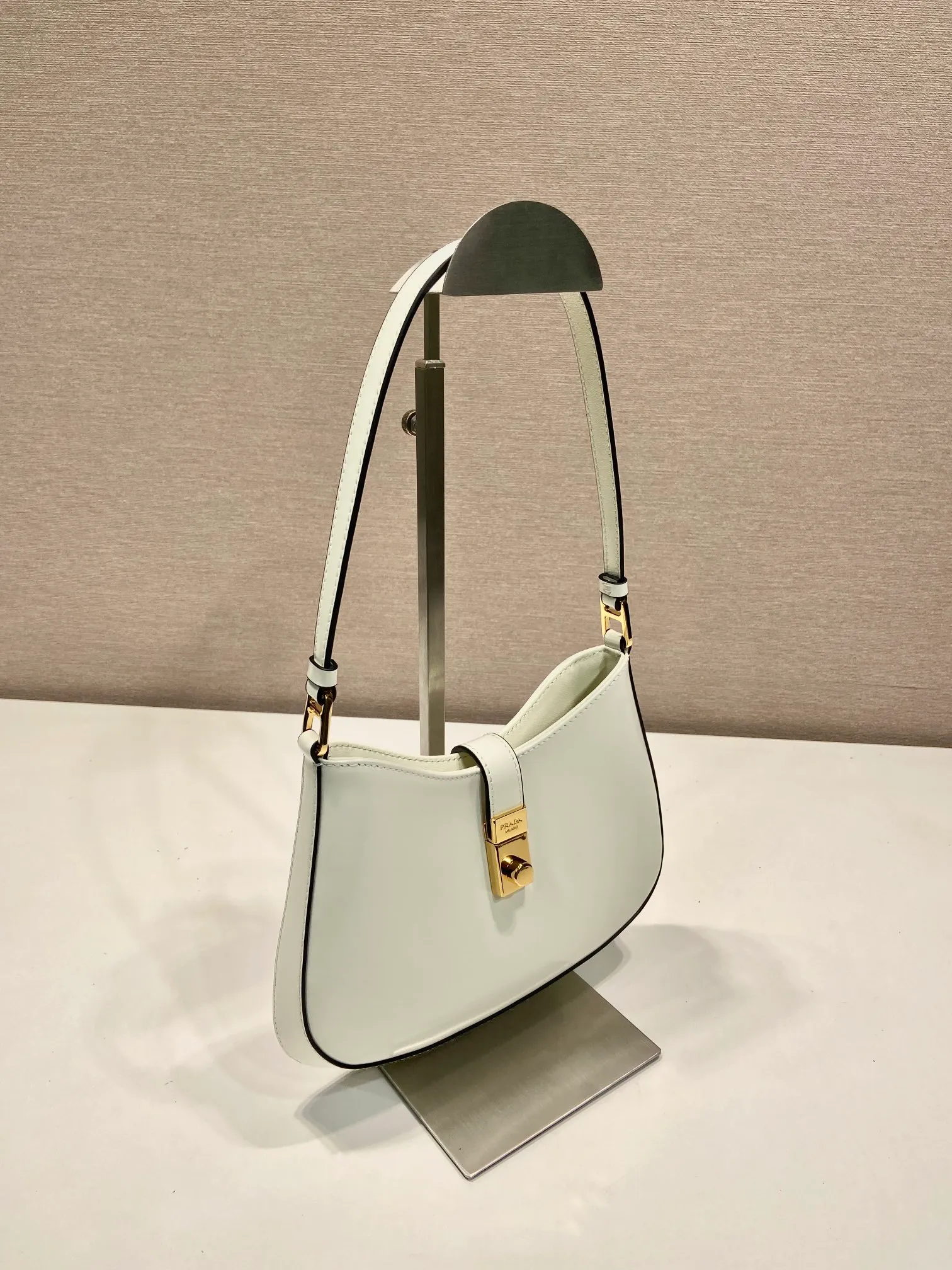 💰1120🎉New armpit bag🎉🎉1BC169A🎉🎉 This Cheo shoulder bag is made of imported glossy cowhide and can be carried by hand or shoulder. Front lock closure. Reveal sophistication. The special-shaped bag design is cool and fashionable. It has enough capacity and can be packed easily. It’s perfect🎉If you like babies, hurry up and get it🎉🎉Another popular style that will never go out of style🎉🎉 Length 22x Height 18.5x Bottom 4.5cm🎉🎉🎉