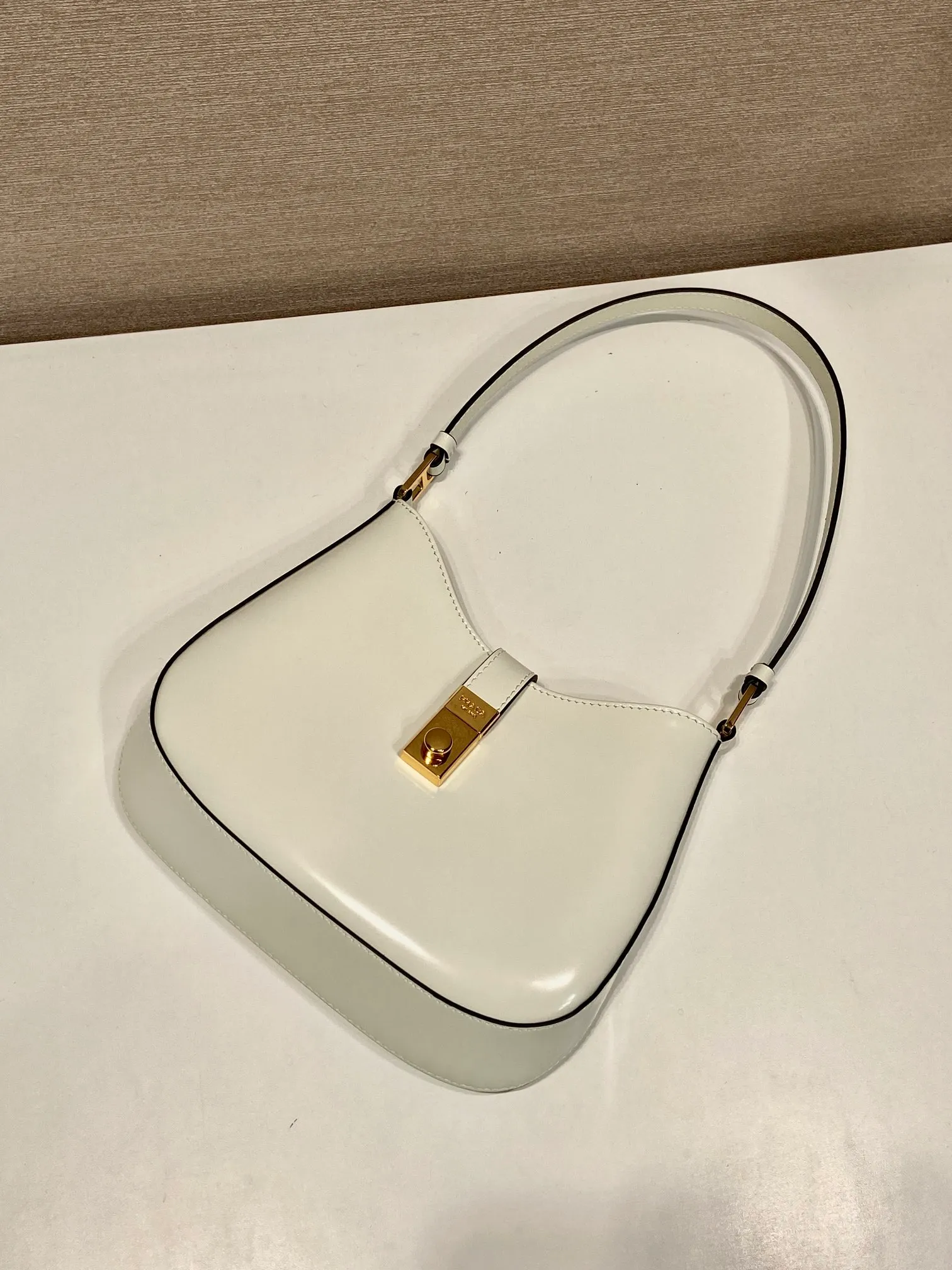 💰1120🎉New armpit bag🎉🎉1BC169A🎉🎉 This Cheo shoulder bag is made of imported glossy cowhide and can be carried by hand or shoulder. Front lock closure. Reveal sophistication. The special-shaped bag design is cool and fashionable. It has enough capacity and can be packed easily. It’s perfect🎉If you like babies, hurry up and get it🎉🎉Another popular style that will never go out of style🎉🎉 Length 22x Height 18.5x Bottom 4.5cm🎉🎉🎉
