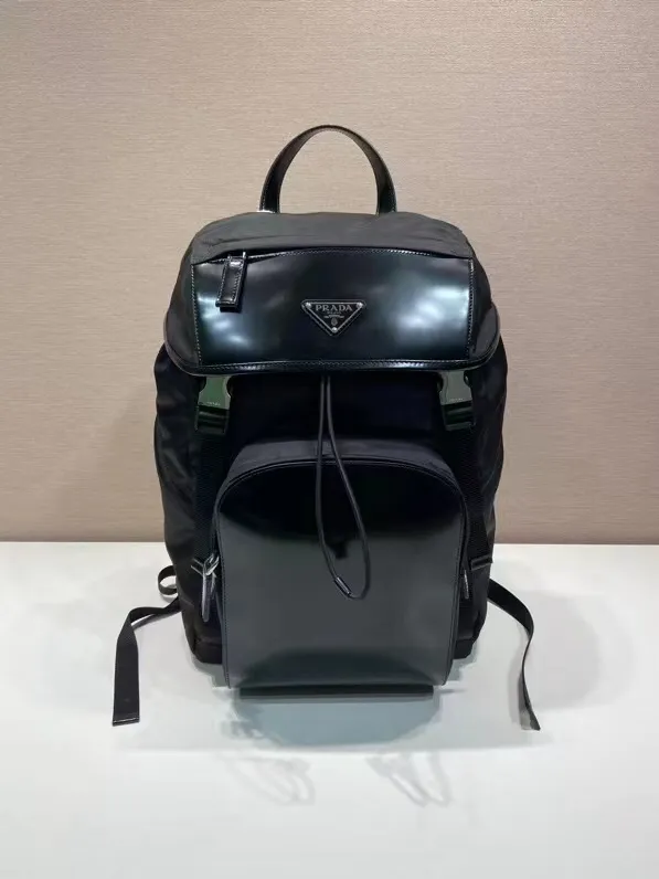 ¥1040 🎉New Backpack🎉2VZ135 Glossy/Nylon Fabric🎉🎉 This backpack combines the innovative regenerated nylon fabric Re-Nylon with glossy leather to highlight contemporary charm. Practical and versatile, it features four exterior zip pockets, adjustable nylon straps and a flap. It is classic and practical, so hurry up and get it, it is another popular style that will never go out of style🎉🎉 Length 27x Height 45x Bottom 7cm🎉🎉🎉