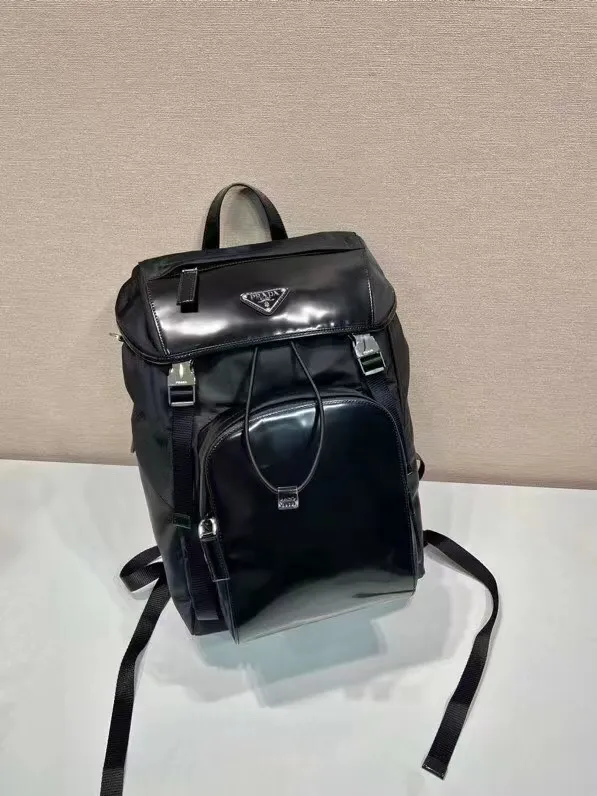 ¥1040 🎉New Backpack🎉2VZ135 Glossy/Nylon Fabric🎉🎉 This backpack combines the innovative regenerated nylon fabric Re-Nylon with glossy leather to highlight contemporary charm. Practical and versatile, it features four exterior zip pockets, adjustable nylon straps and a flap. It is classic and practical, so hurry up and get it, it is another popular style that will never go out of style🎉🎉 Length 27x Height 45x Bottom 7cm🎉🎉🎉