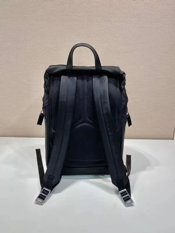 ¥1040 🎉New Backpack🎉2VZ135 Glossy/Nylon Fabric🎉🎉 This backpack combines the innovative regenerated nylon fabric Re-Nylon with glossy leather to highlight contemporary charm. Practical and versatile, it features four exterior zip pockets, adjustable nylon straps and a flap. It is classic and practical, so hurry up and get it, it is another popular style that will never go out of style🎉🎉 Length 27x Height 45x Bottom 7cm🎉🎉🎉