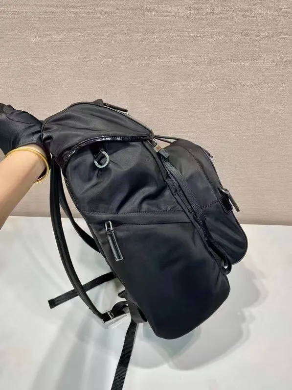 ¥1040 🎉New Backpack🎉2VZ135 Glossy/Nylon Fabric🎉🎉 This backpack combines the innovative regenerated nylon fabric Re-Nylon with glossy leather to highlight contemporary charm. Practical and versatile, it features four exterior zip pockets, adjustable nylon straps and a flap. It is classic and practical, so hurry up and get it, it is another popular style that will never go out of style🎉🎉 Length 27x Height 45x Bottom 7cm🎉🎉🎉