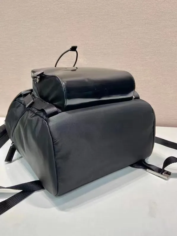 ¥1040 🎉New Backpack🎉2VZ135 Glossy/Nylon Fabric🎉🎉 This backpack combines the innovative regenerated nylon fabric Re-Nylon with glossy leather to highlight contemporary charm. Practical and versatile, it features four exterior zip pockets, adjustable nylon straps and a flap. It is classic and practical, so hurry up and get it, it is another popular style that will never go out of style🎉🎉 Length 27x Height 45x Bottom 7cm🎉🎉🎉